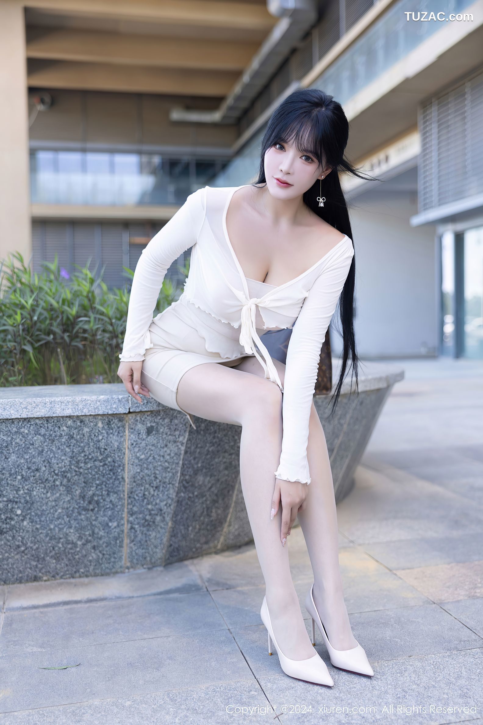 XiuRen秀人网-9320-娜比-白色吊带白短裙街拍-2024.10.21