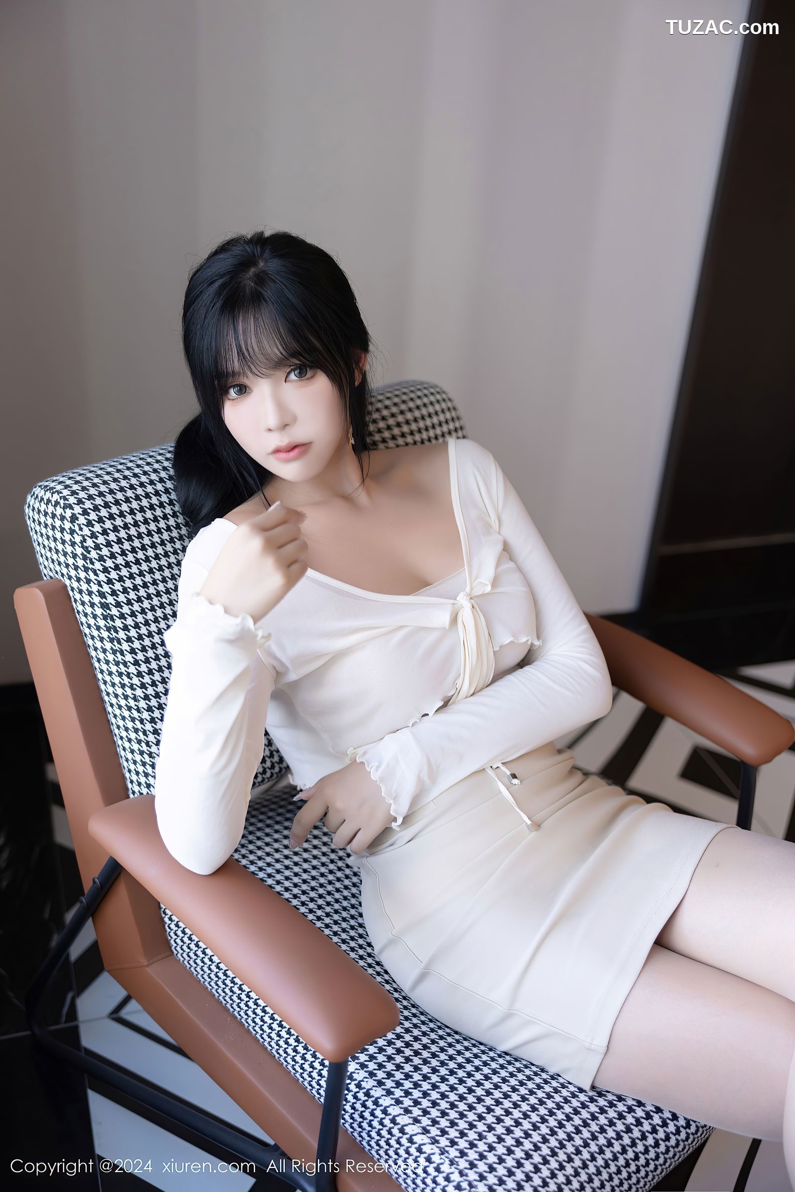 XiuRen秀人网-9320-娜比-白色吊带白短裙街拍-2024.10.21