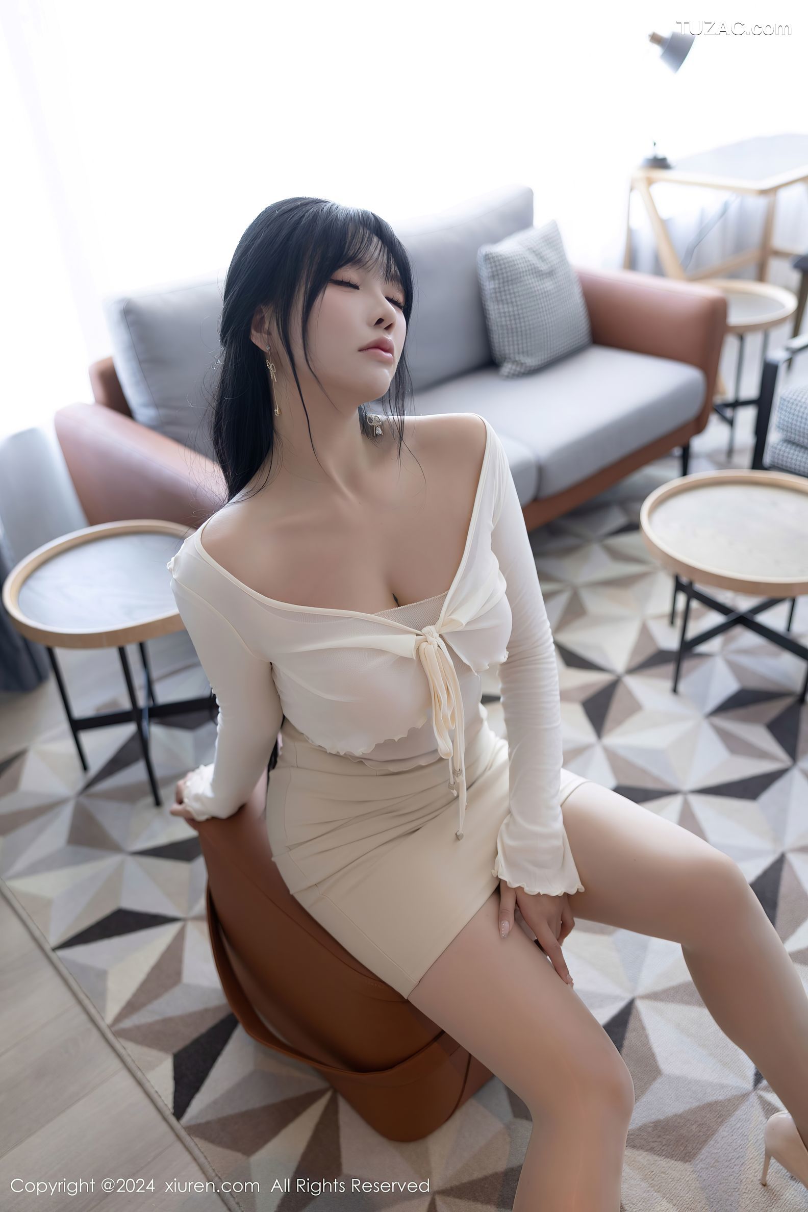 XiuRen秀人网-9320-娜比-白色吊带白短裙街拍-2024.10.21