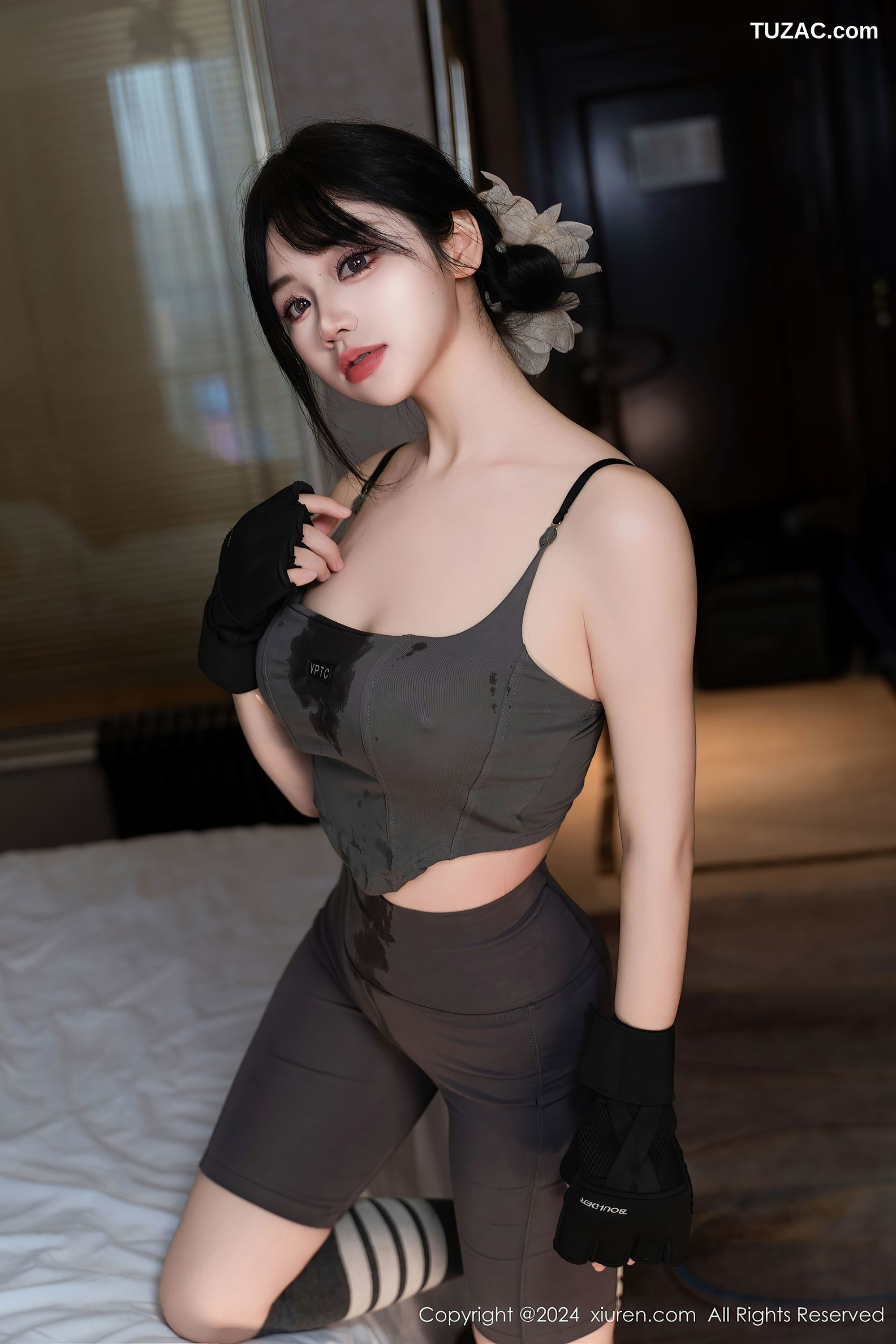 XiuRen秀人网-9331-汐汐爱吃草莓-黑皮衣短裙黑丝-2024.10.23