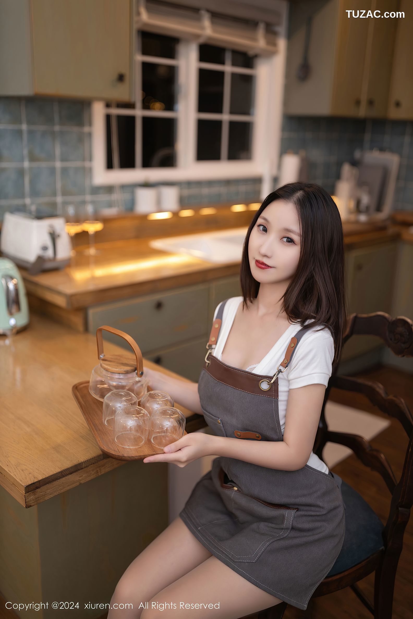 XiuRen秀人网-9335-杏子Yada-白T灰围裙人妻-2024.10.23