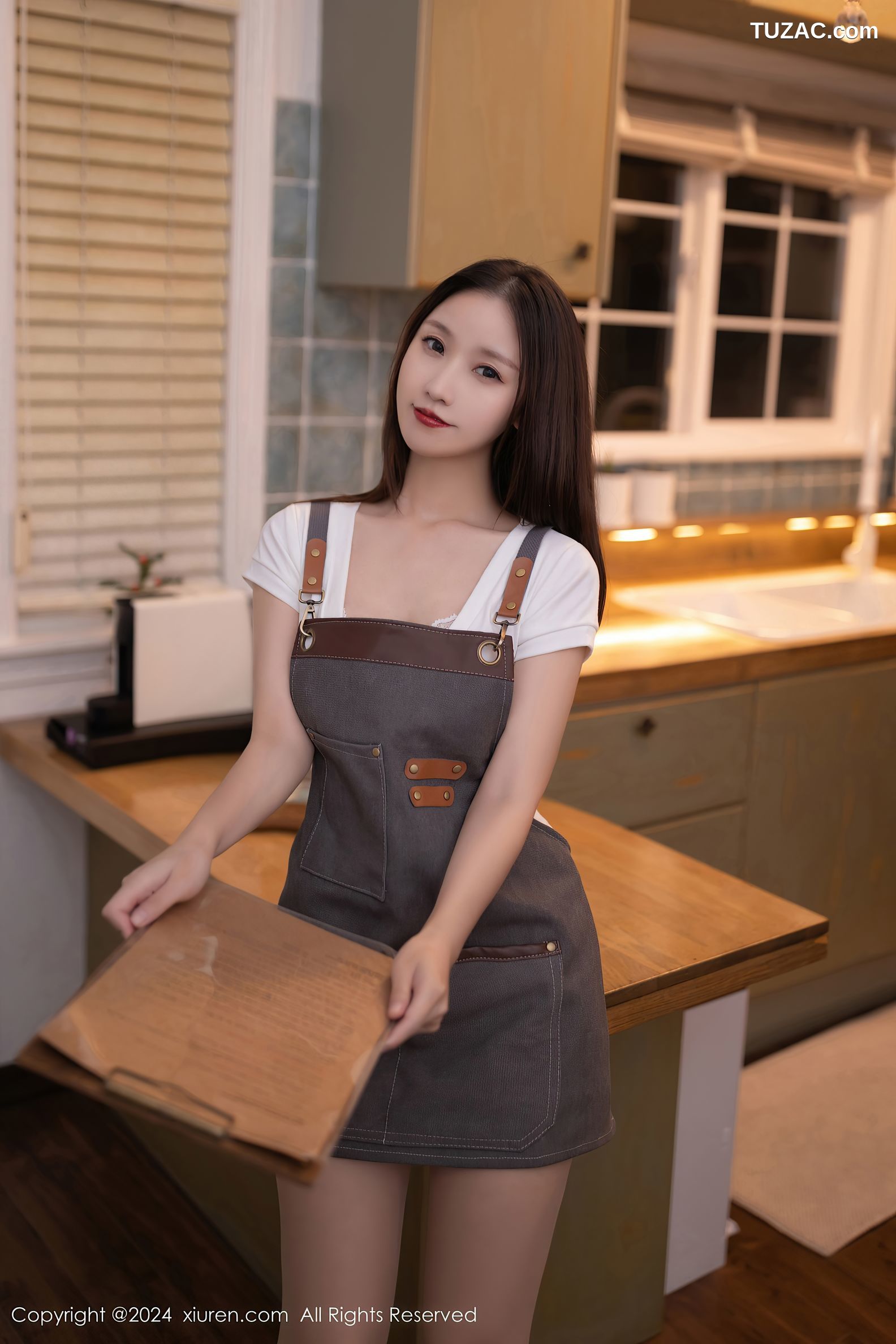 XiuRen秀人网-9335-杏子Yada-白T灰围裙人妻-2024.10.23