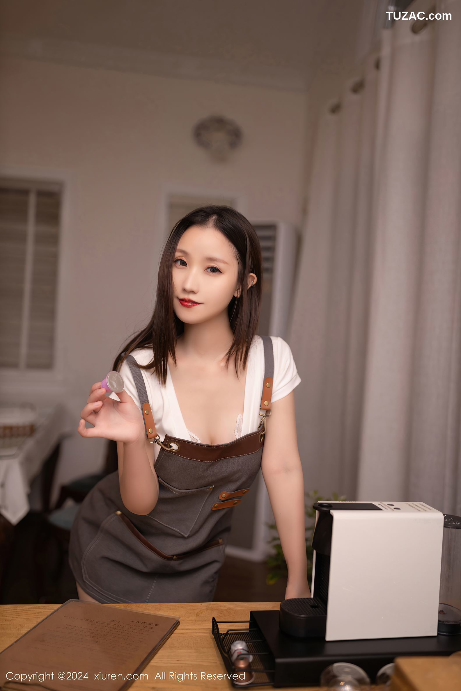 XiuRen秀人网-9335-杏子Yada-白T灰围裙人妻-2024.10.23