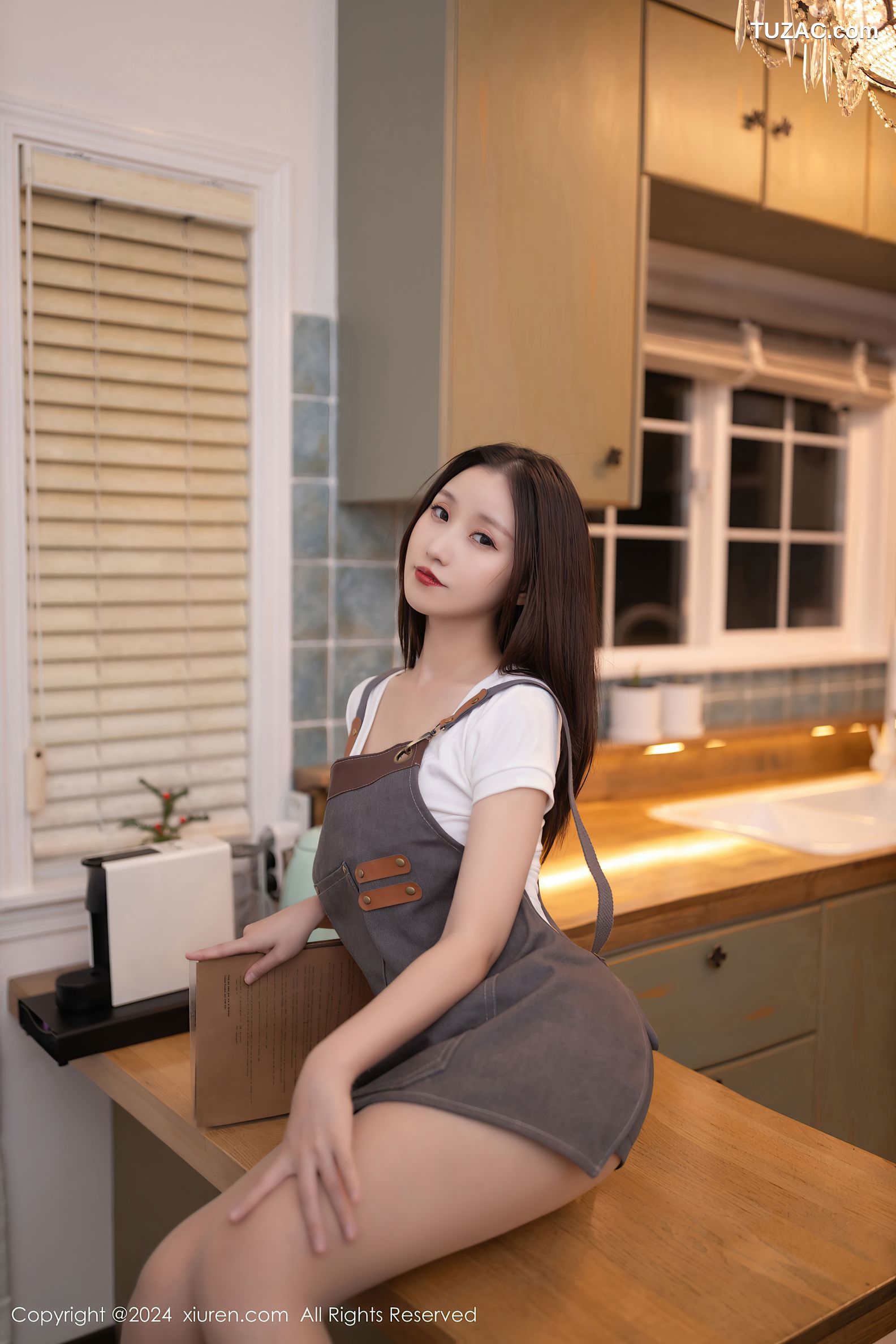 XiuRen秀人网-9335-杏子Yada-白T灰围裙人妻-2024.10.23