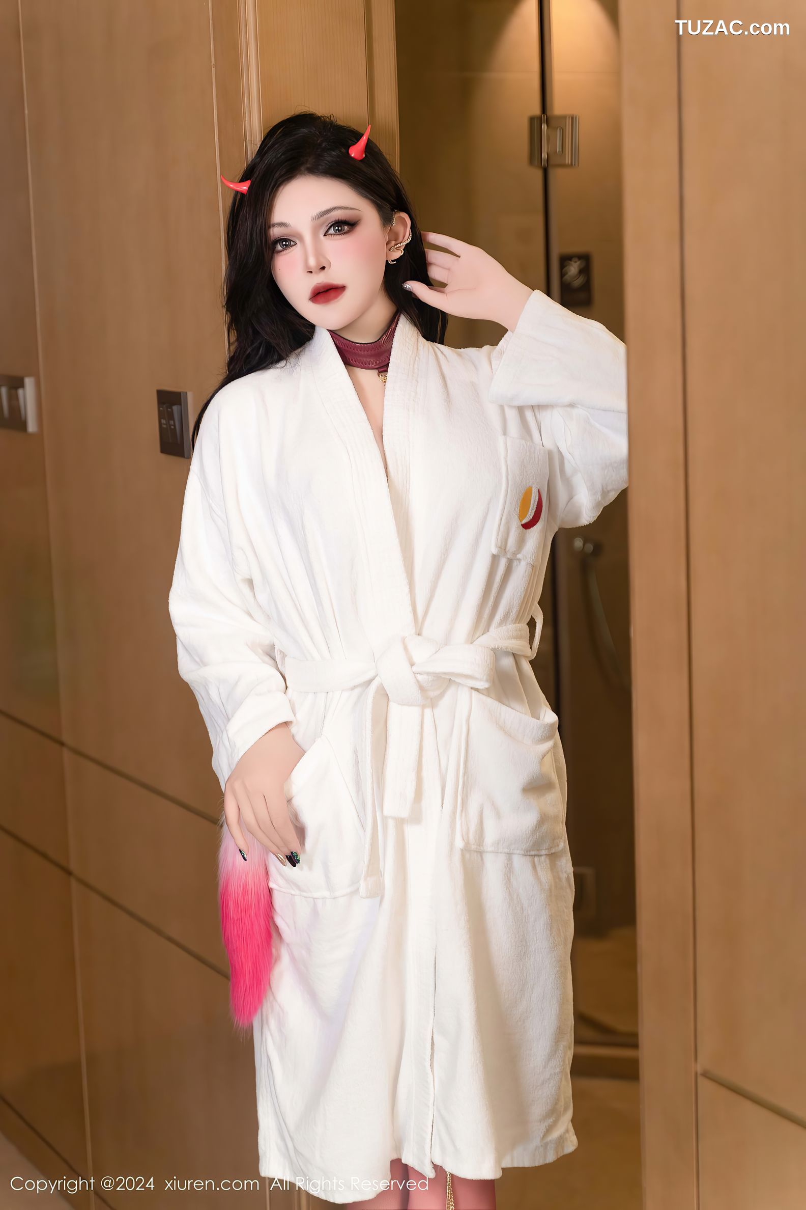 XiuRen秀人网-9352-伊丽莎有点白-情趣红色皮内衣恶魔美女爆乳-2024.10.28