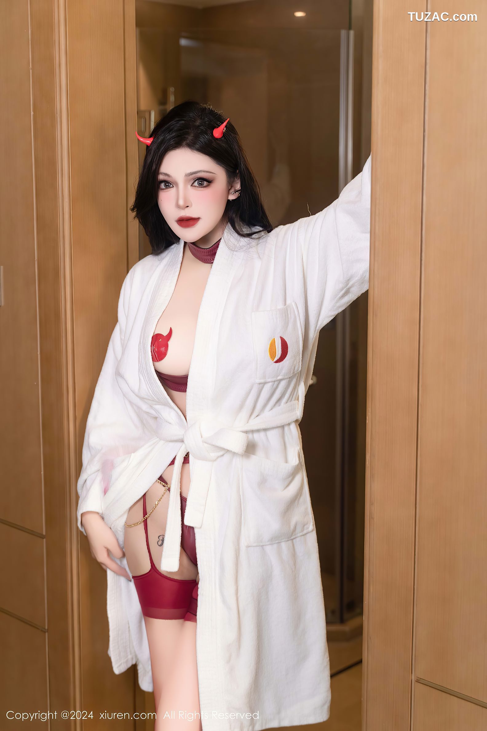 XiuRen秀人网-9352-伊丽莎有点白-情趣红色皮内衣恶魔美女爆乳-2024.10.28