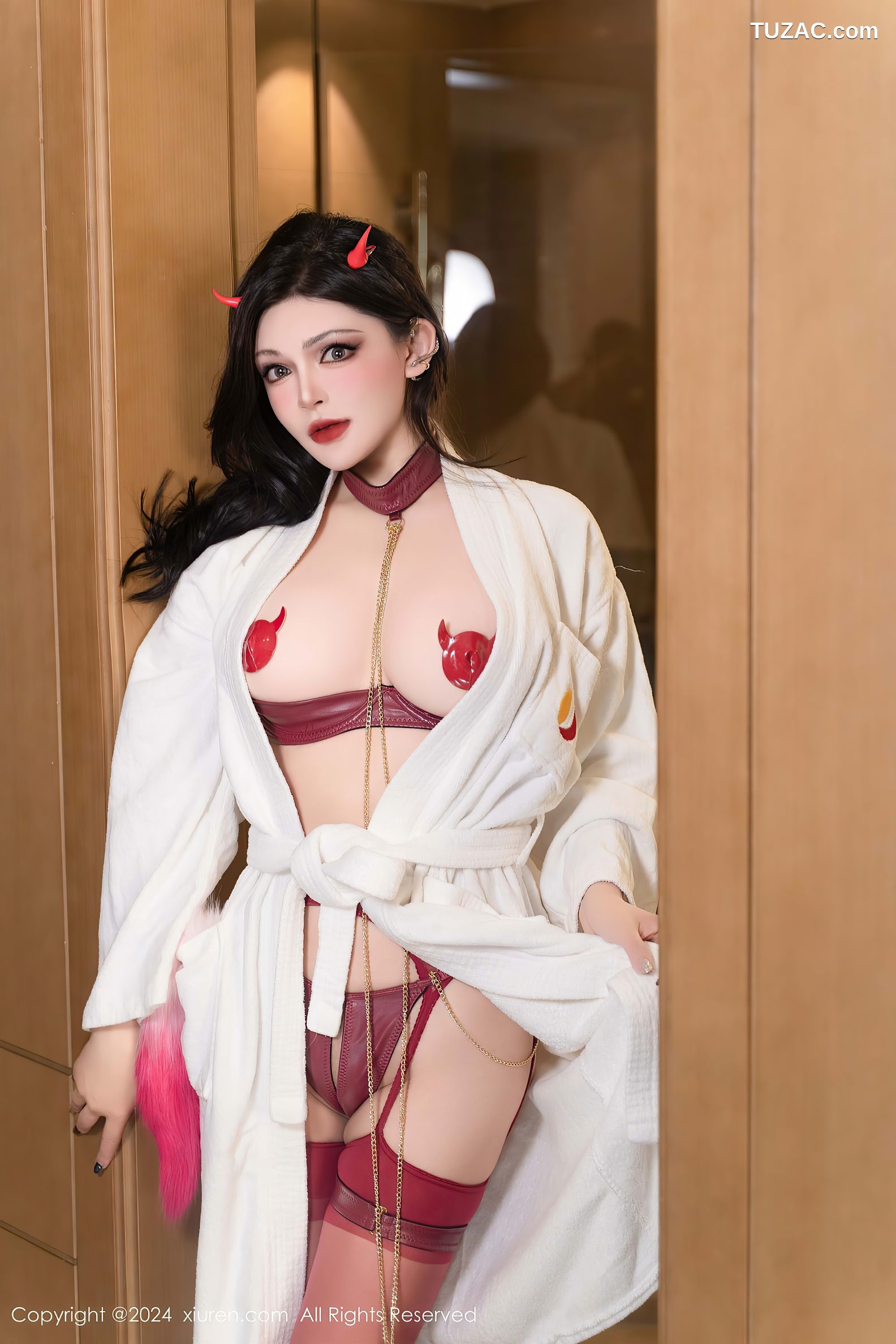 XiuRen秀人网-9352-伊丽莎有点白-情趣红色皮内衣恶魔美女爆乳-2024.10.28