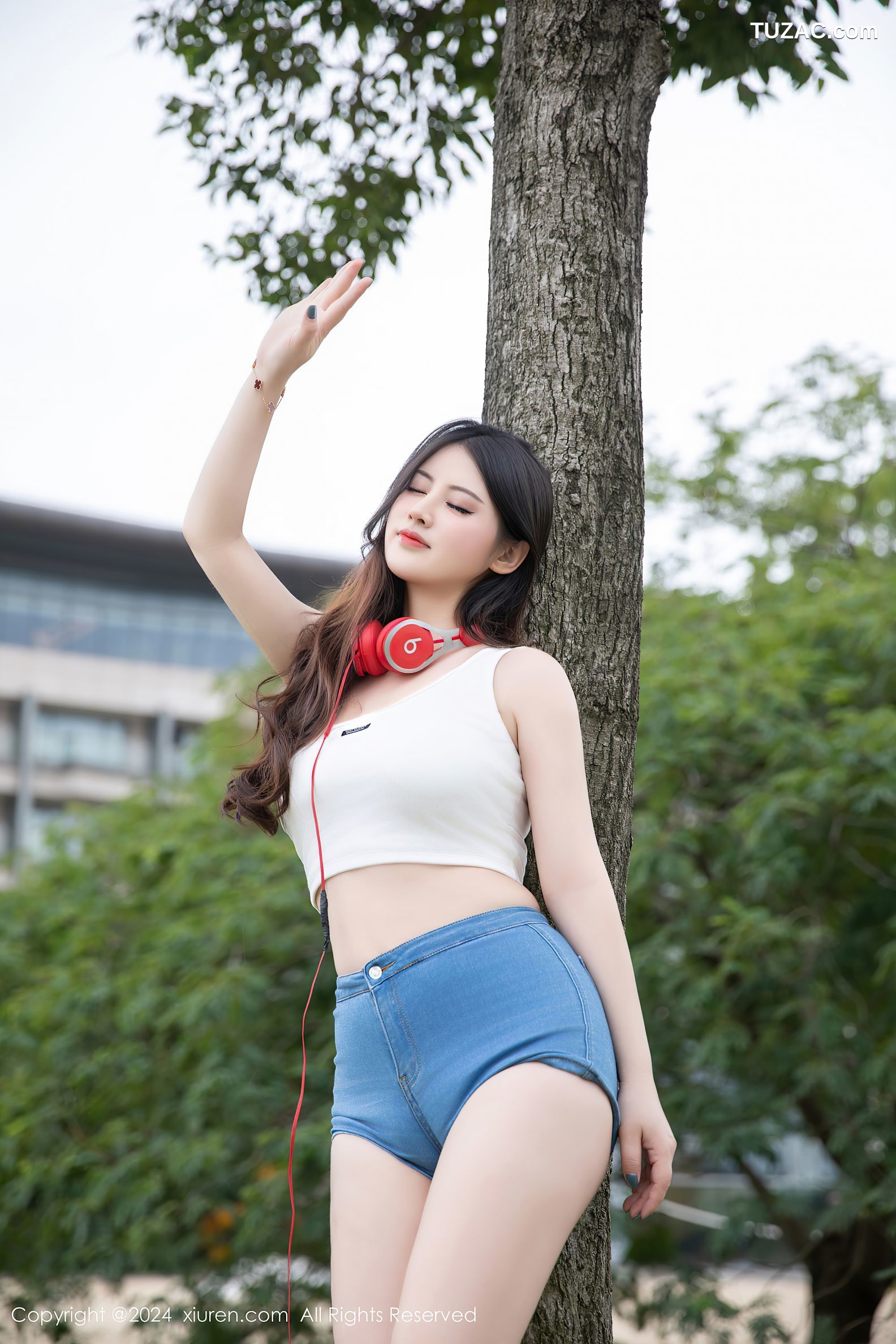 XiuRen秀人网-9354-诗诗kiki-活力户外白T超短牛仔热裤爆乳-2024.10.28