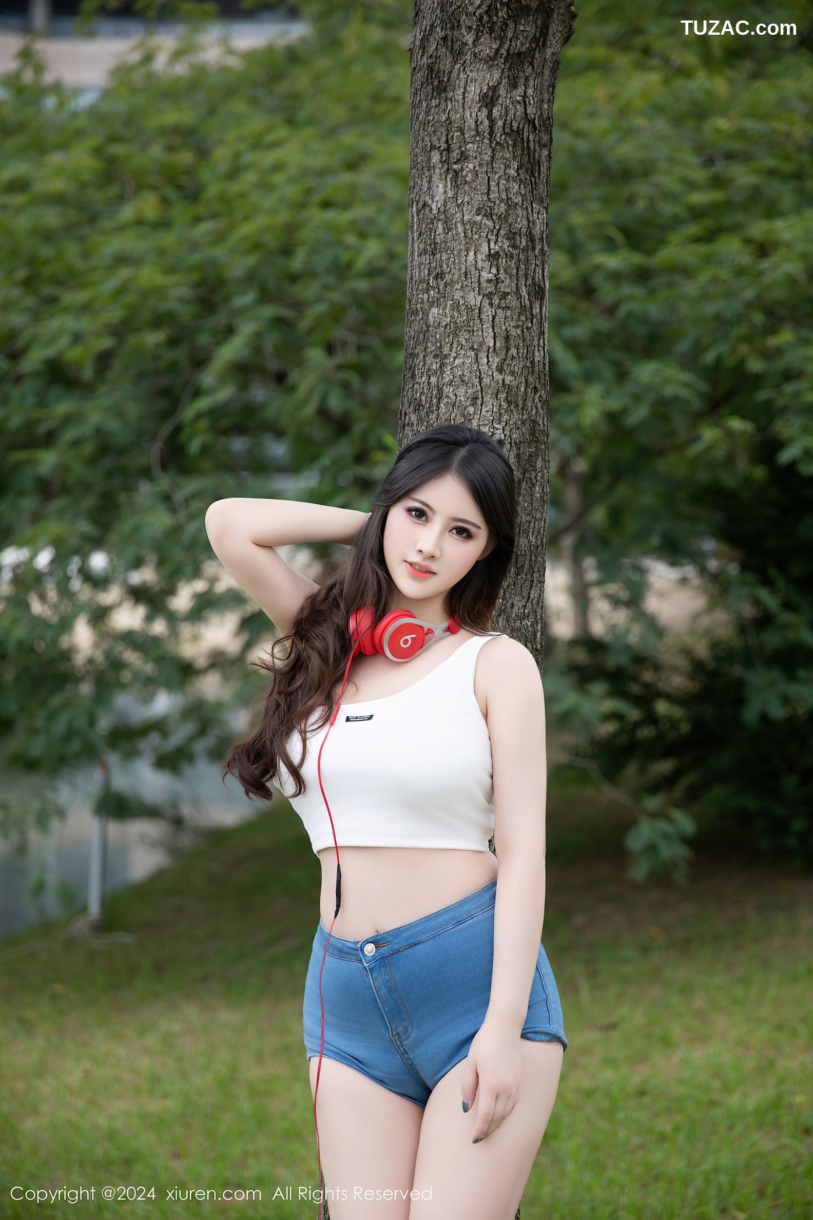 XiuRen秀人网-9354-诗诗kiki-活力户外白T超短牛仔热裤爆乳-2024.10.28