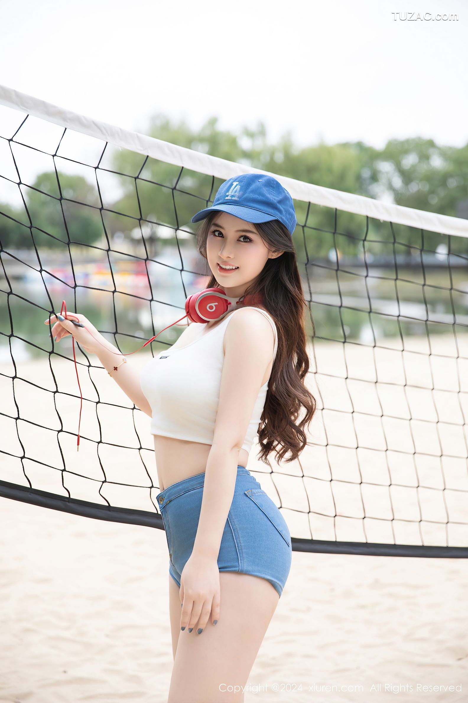 XiuRen秀人网-9354-诗诗kiki-活力户外白T超短牛仔热裤爆乳-2024.10.28