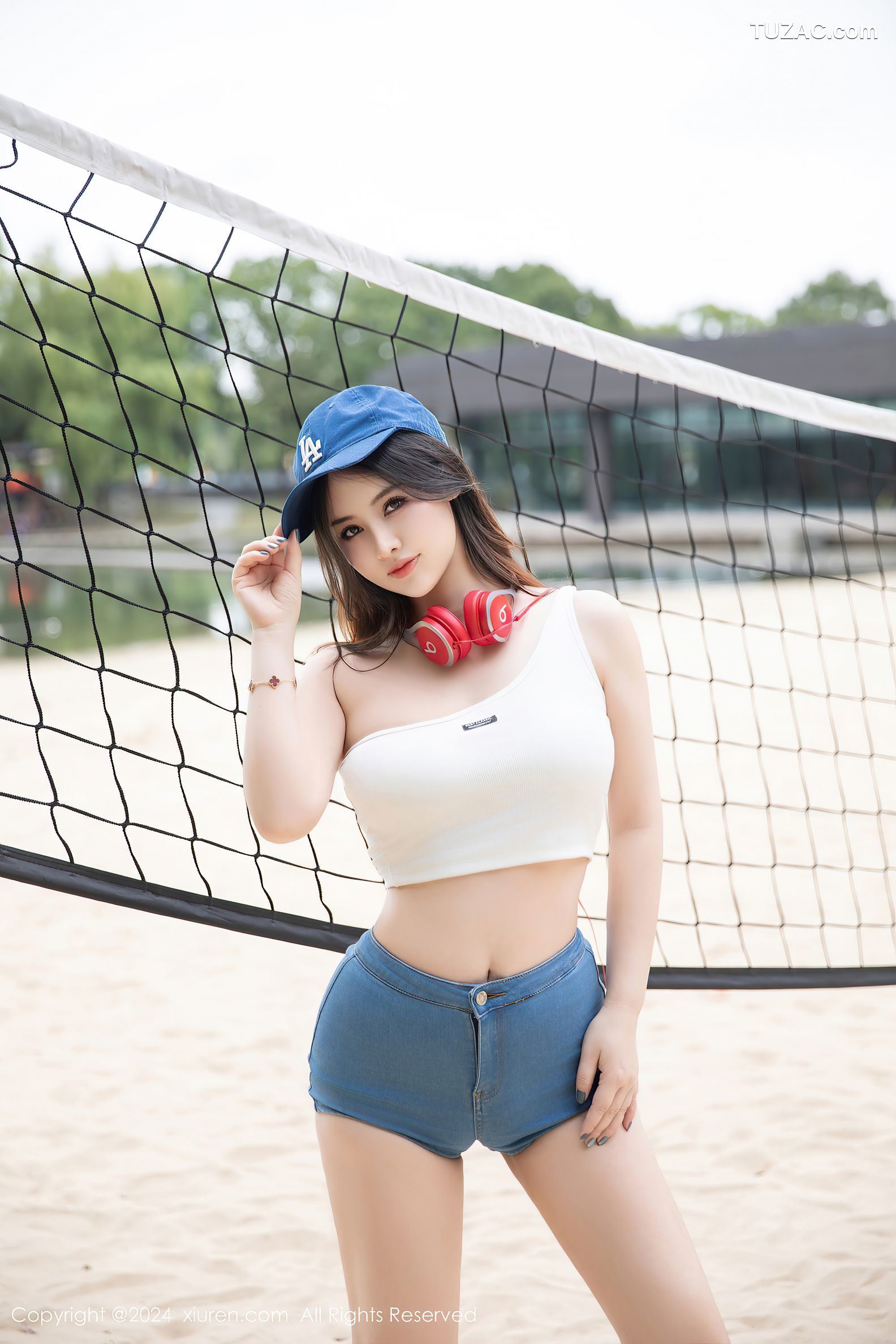 XiuRen秀人网-9354-诗诗kiki-活力户外白T超短牛仔热裤爆乳-2024.10.28