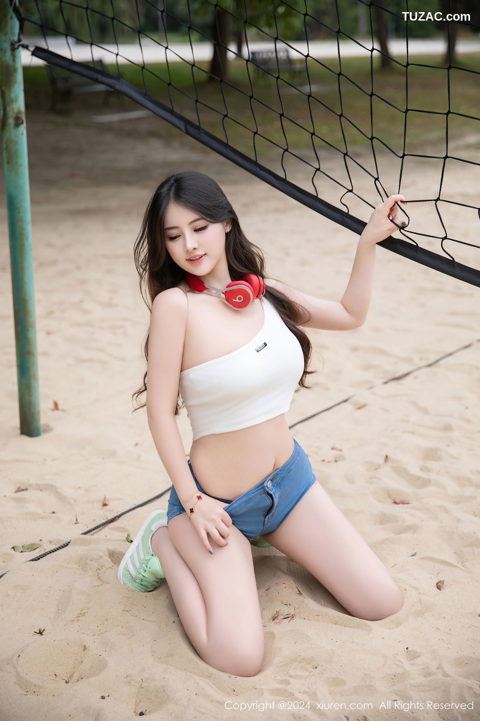 XiuRen秀人网-9354-诗诗kiki-活力户外白T超短牛仔热裤爆乳-2024.10.28