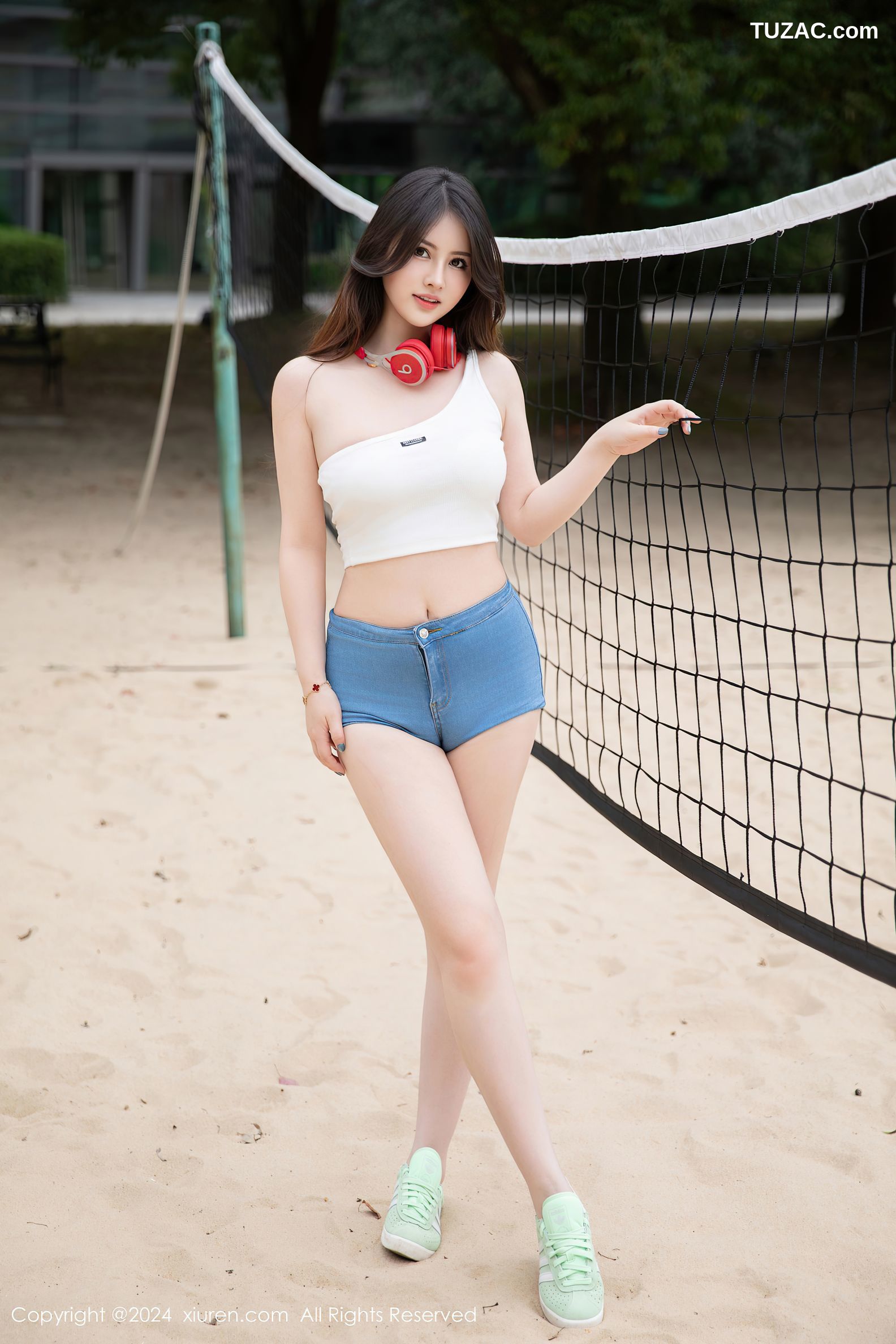 XiuRen秀人网-9354-诗诗kiki-活力户外白T超短牛仔热裤爆乳-2024.10.28