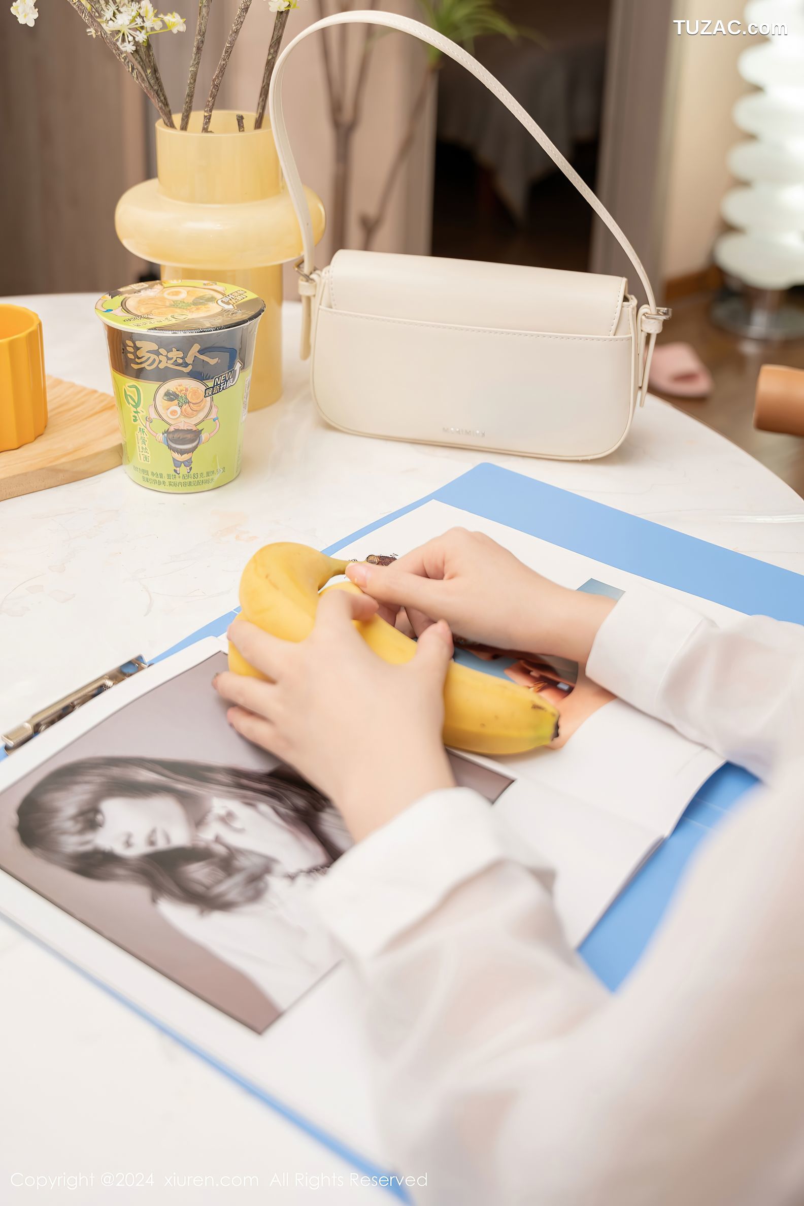 XiuRen秀人网-9358-拍黄瓜girl-OL白衬衫黑短裙爆乳-2024.10.29