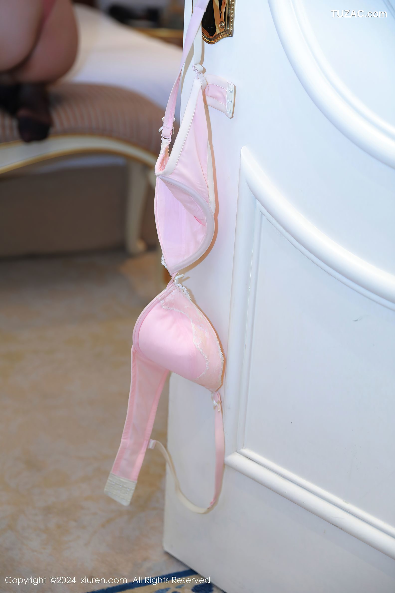 XiuRen秀人网-9365-大美妞儿-空姐制服黑丝美腿爆乳-2024.10.30