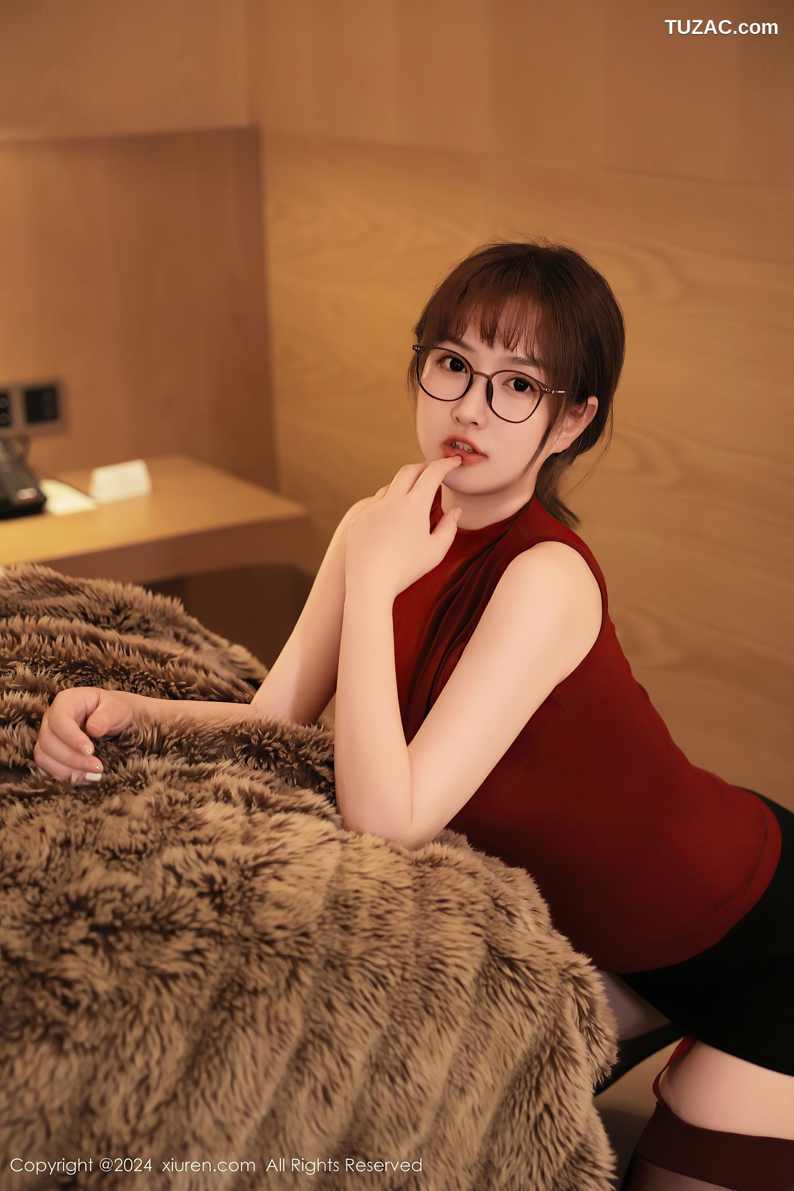 XiuRen秀人网-9366-养乐多Doll-眼镜红T黑短裙黑丝-2024.10.30
