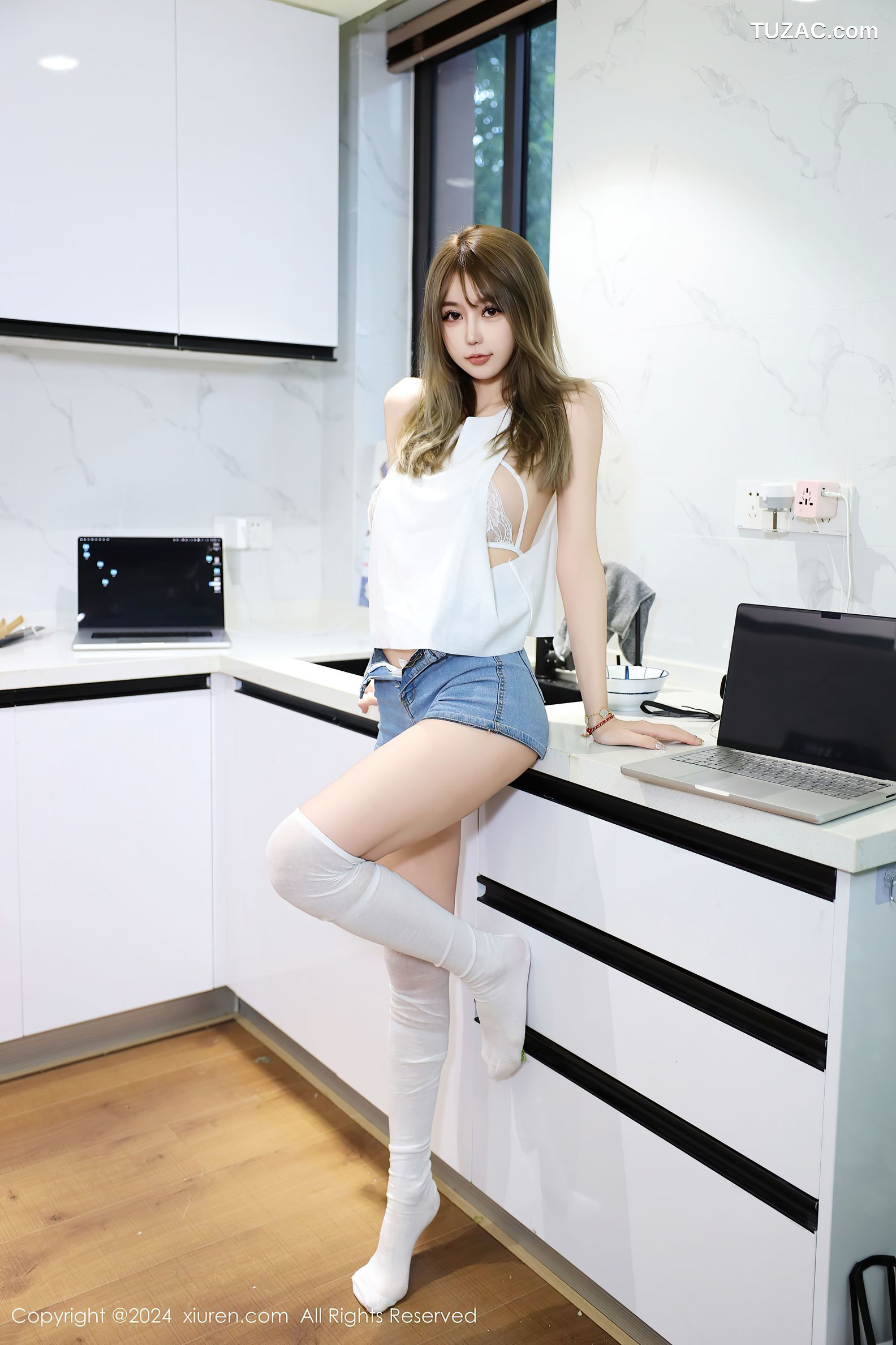 XiuRen秀人网-9374-Zoe柚柚-香肩美乳牛仔短裤甜心-2024.10.31