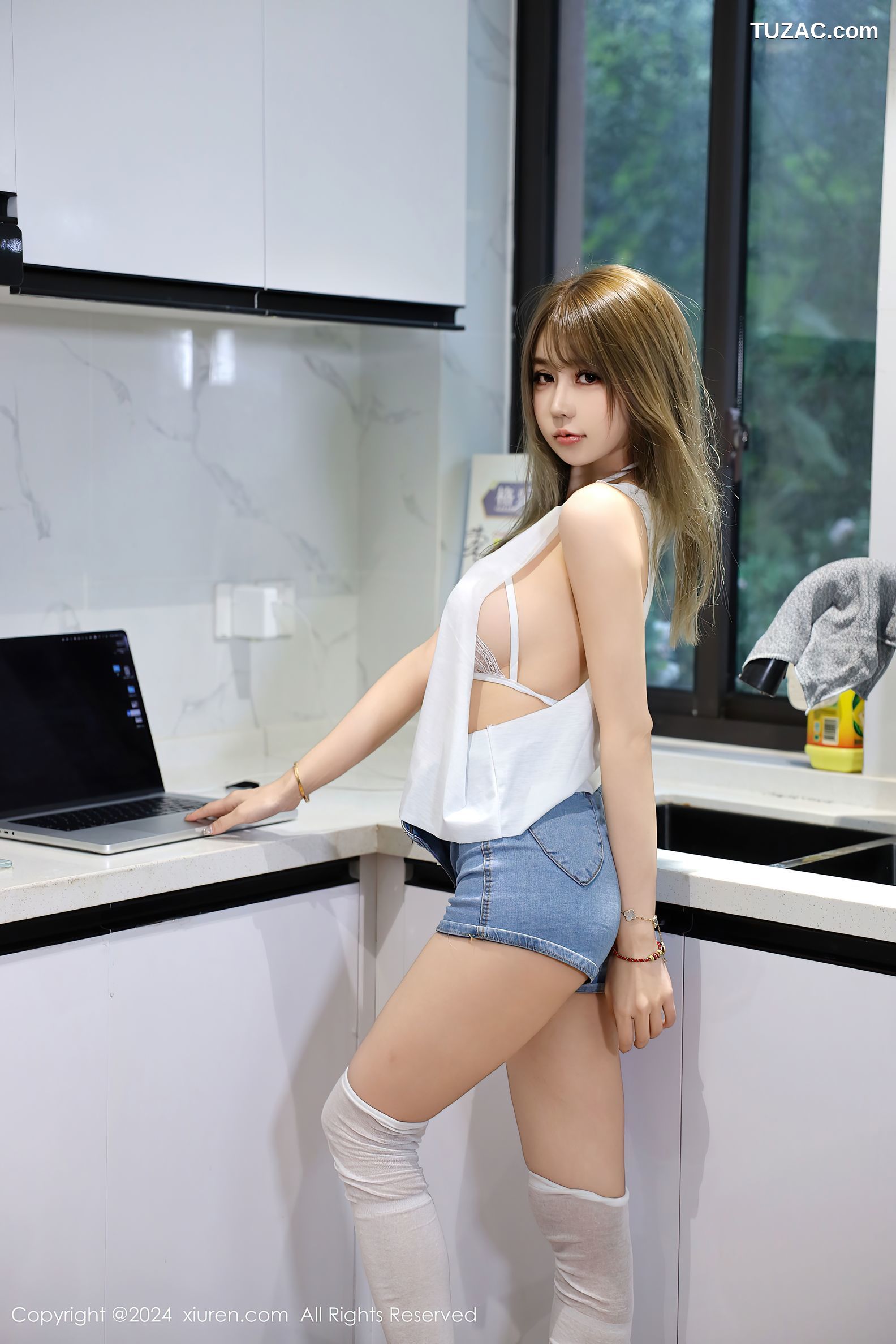 XiuRen秀人网-9374-Zoe柚柚-香肩美乳牛仔短裤甜心-2024.10.31