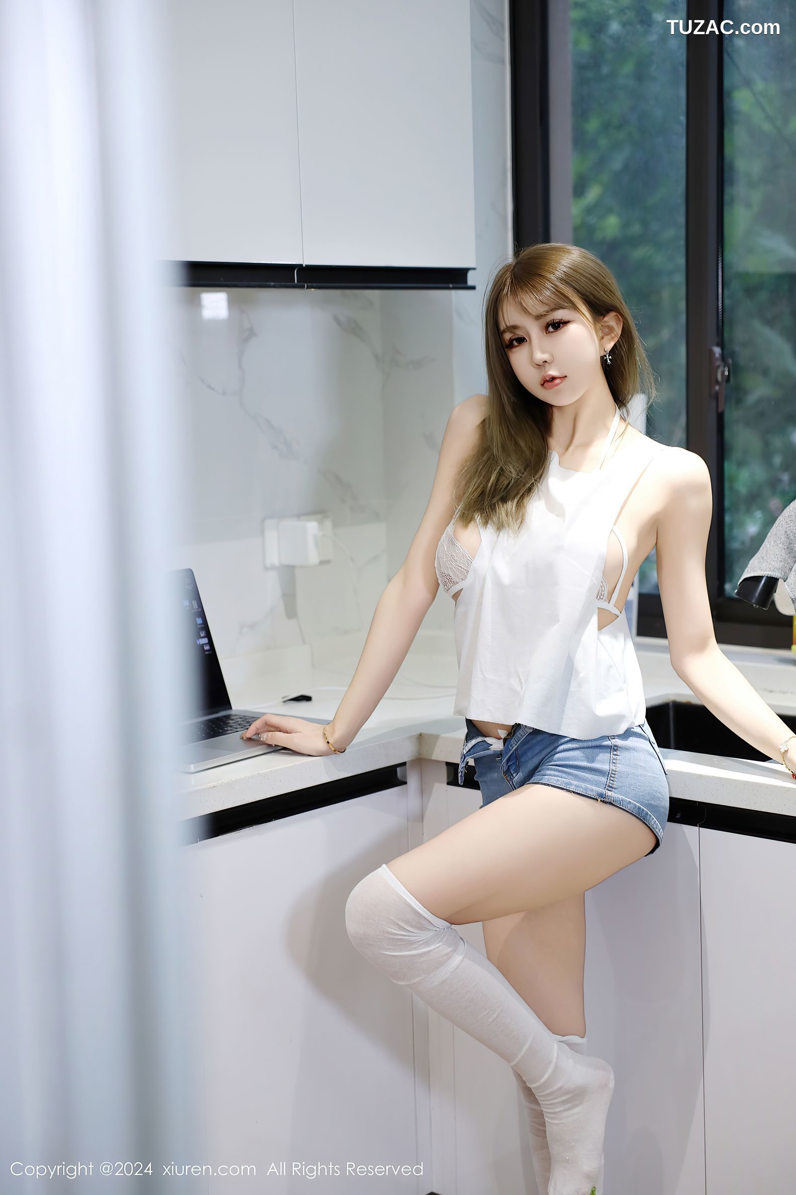 XiuRen秀人网-9374-Zoe柚柚-香肩美乳牛仔短裤甜心-2024.10.31