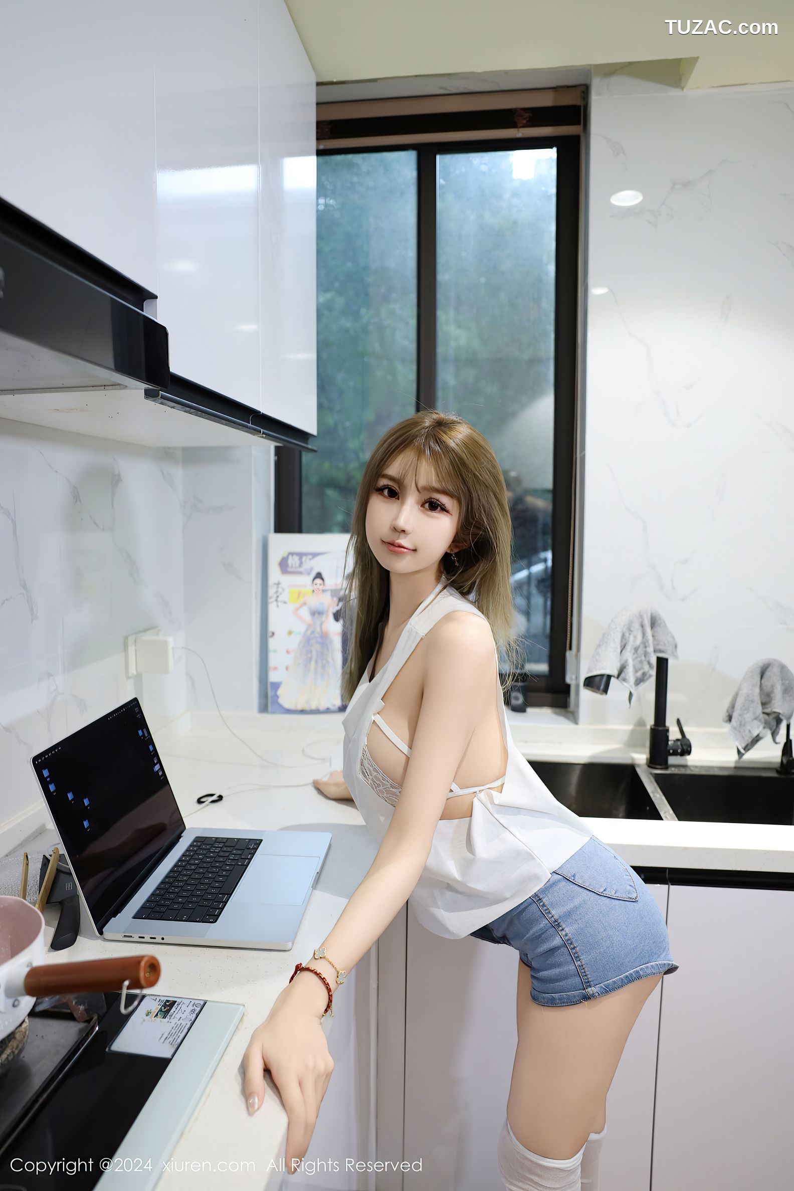 XiuRen秀人网-9374-Zoe柚柚-香肩美乳牛仔短裤甜心-2024.10.31