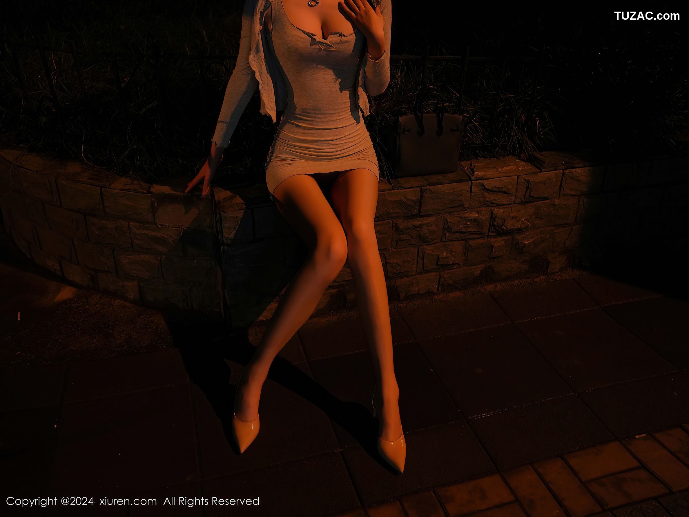 XiuRen秀人网-9383-Erikaki-诱惑夜归人灰色连衣短裙爆乳-2024.11.01