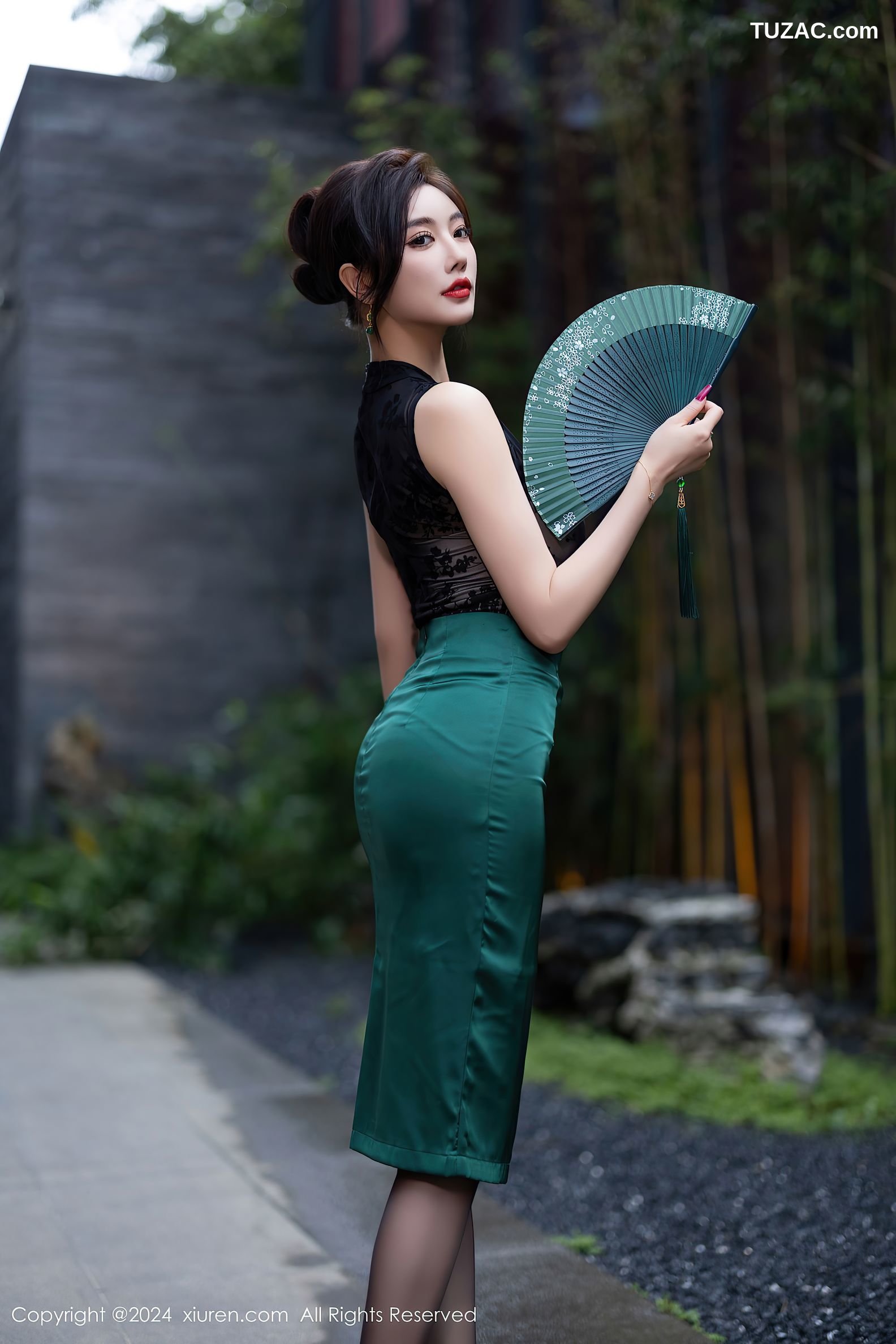 XiuRen秀人网-9384-杨晨晨Yome-黑T绿裙-黑蕾丝兔女郎黑丝-2024.11.01