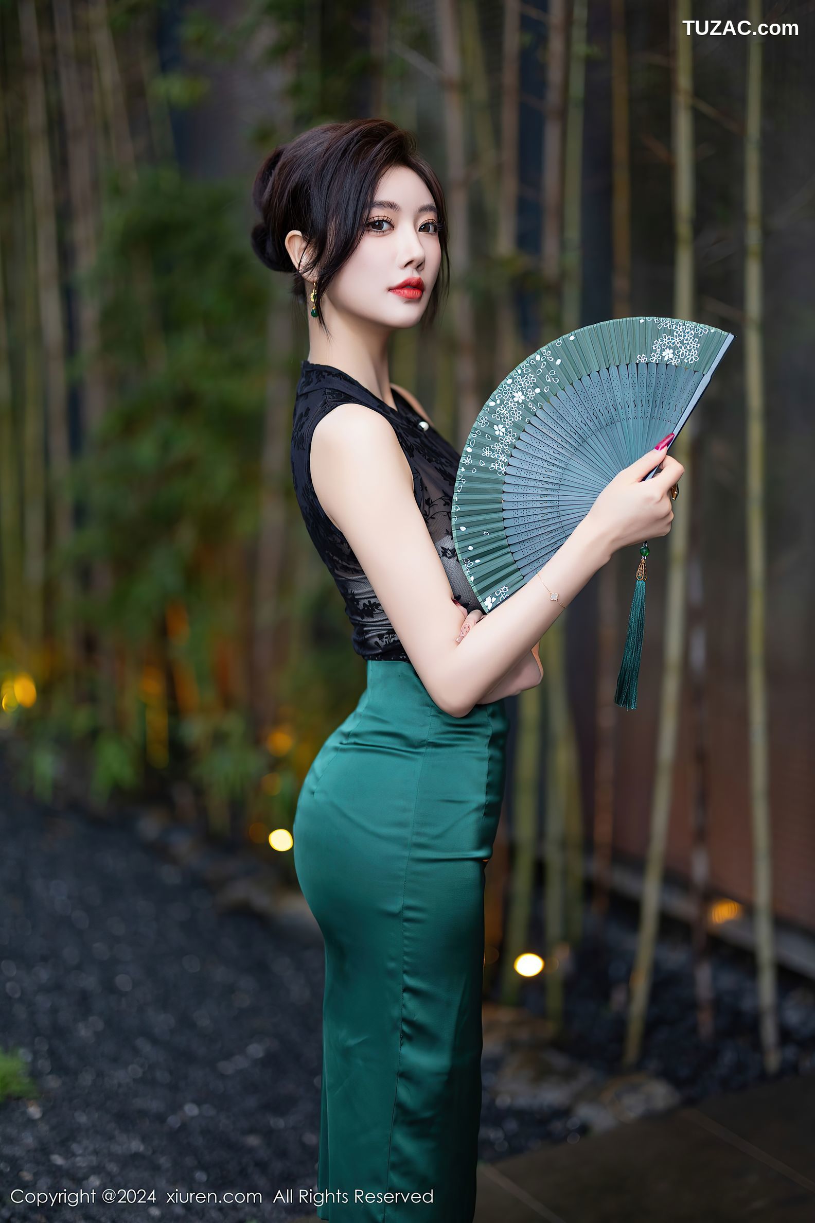 XiuRen秀人网-9384-杨晨晨Yome-黑T绿裙-黑蕾丝兔女郎黑丝-2024.11.01