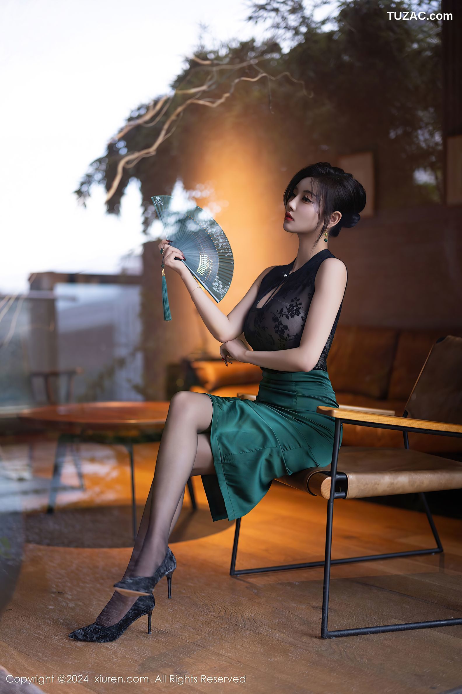 XiuRen秀人网-9384-杨晨晨Yome-黑T绿裙-黑蕾丝兔女郎黑丝-2024.11.01