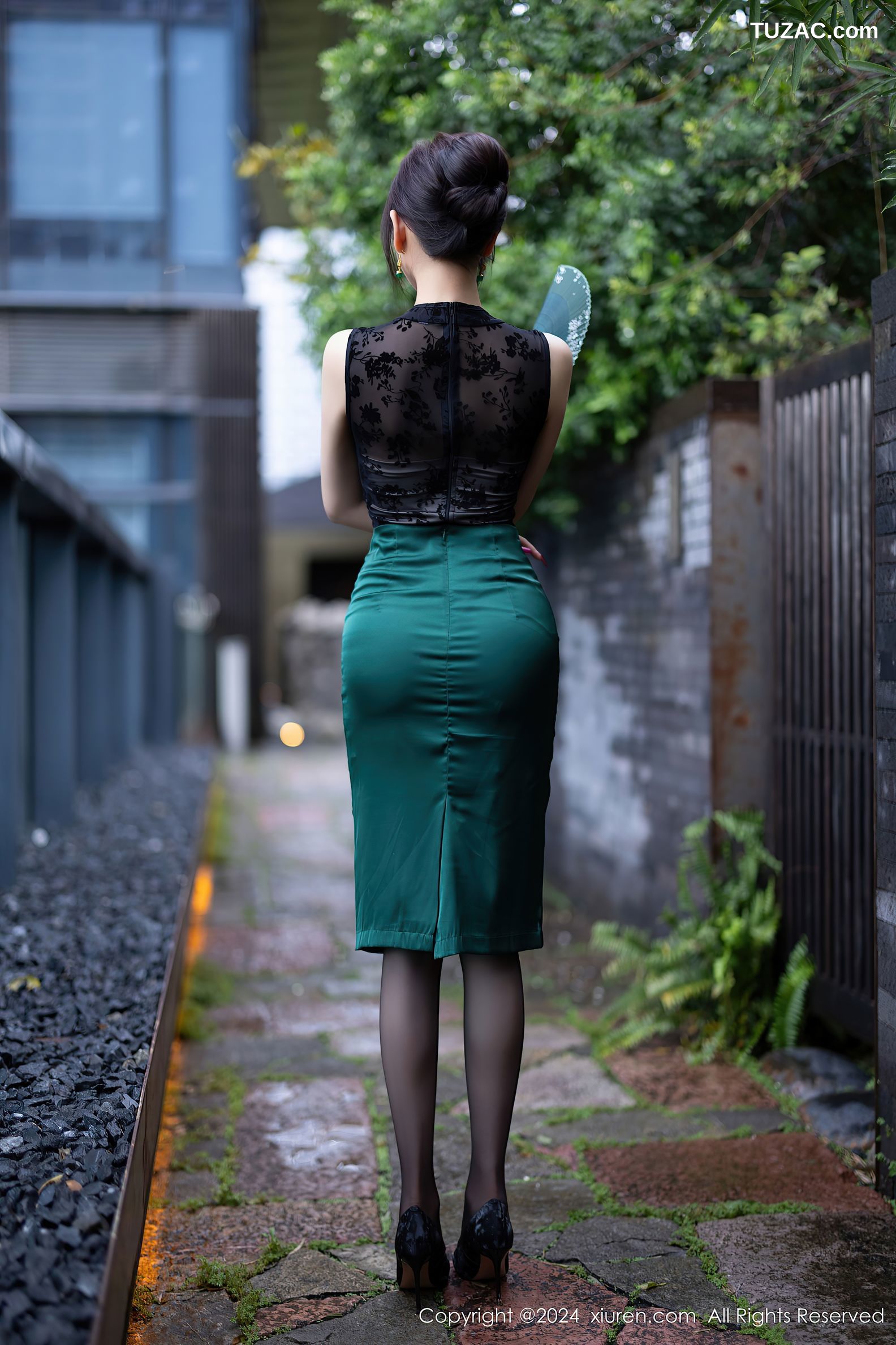 XiuRen秀人网-9384-杨晨晨Yome-黑T绿裙-黑蕾丝兔女郎黑丝-2024.11.01