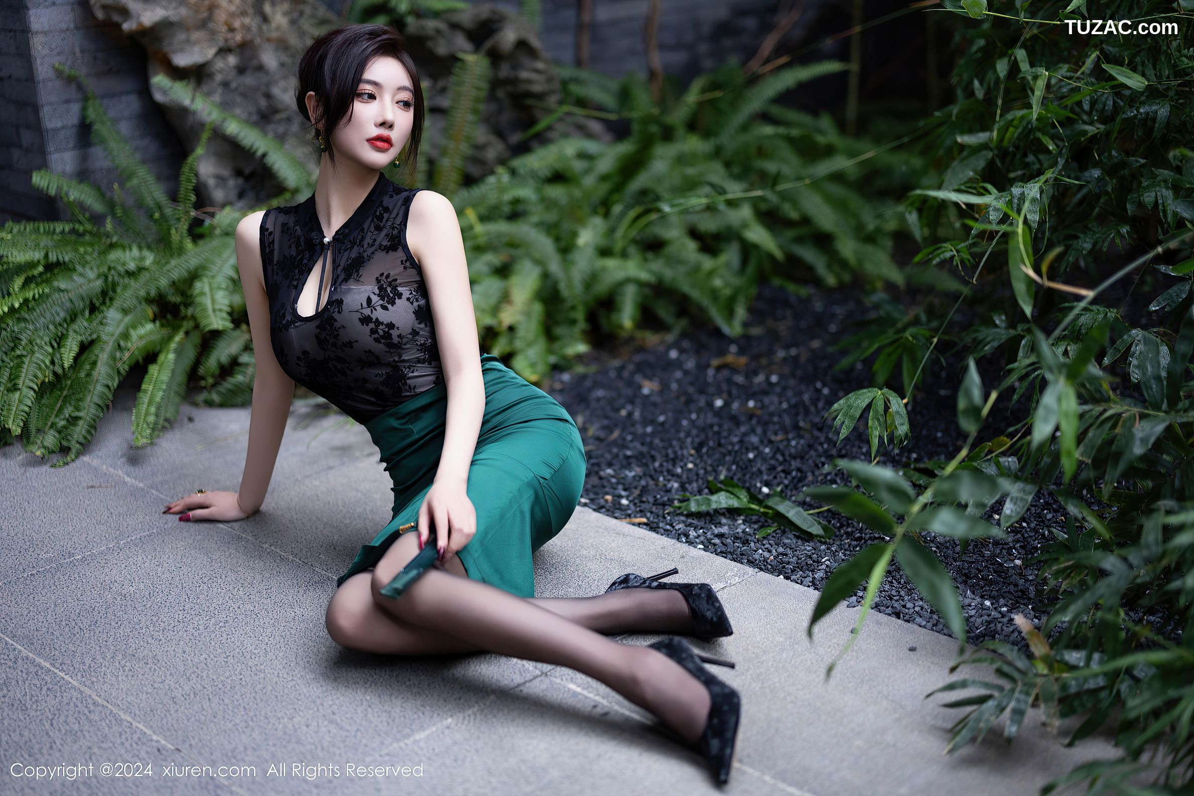 XiuRen秀人网-9384-杨晨晨Yome-黑T绿裙-黑蕾丝兔女郎黑丝-2024.11.01
