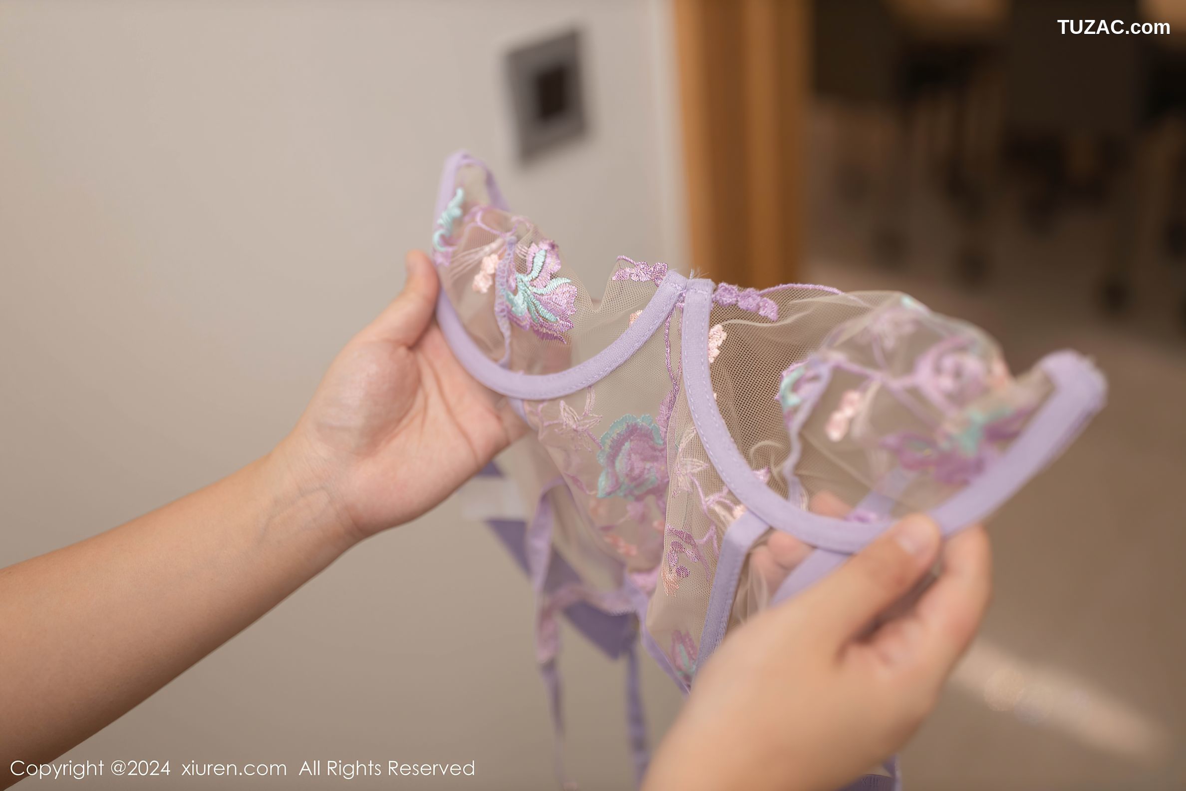 XiuRen秀人网-9392-唐安琪-OL下班后的白衣人妻-2024.11.04