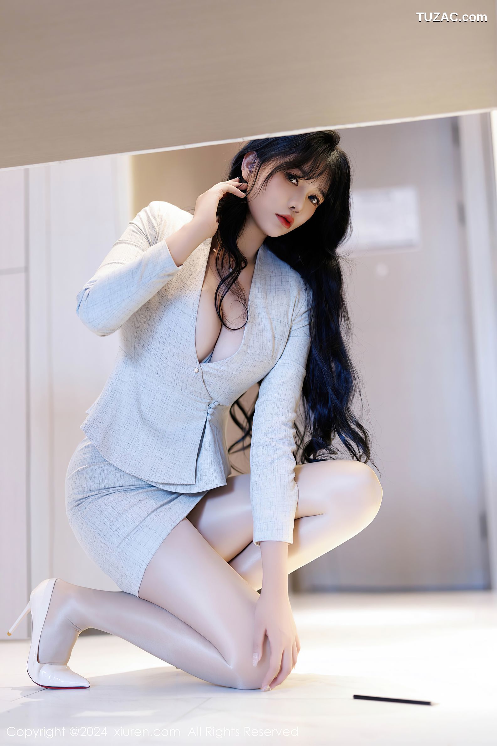 XiuRen秀人网-9398-娜比-OL浅灰低领制服-2024.11.05