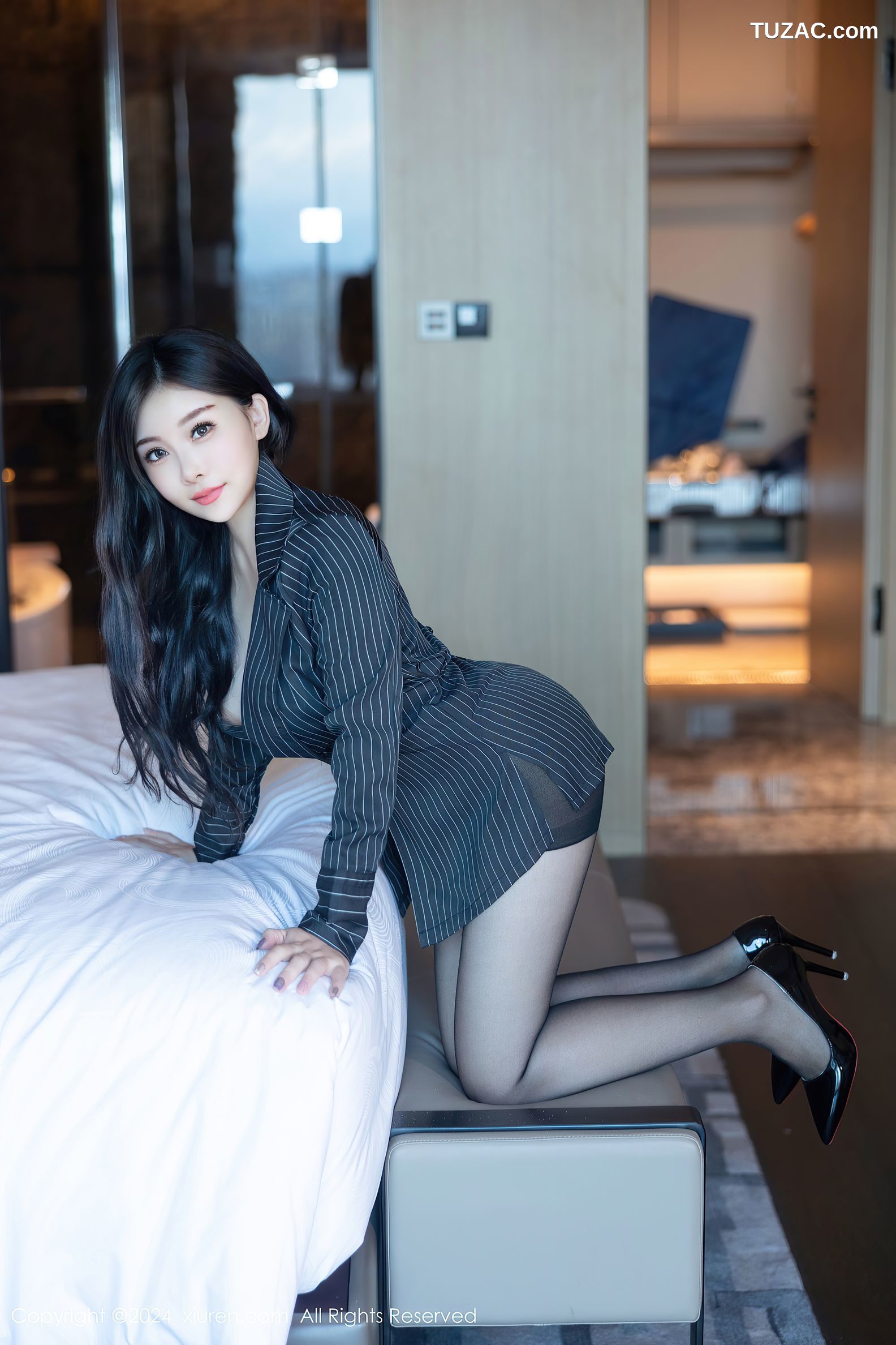 XiuRen秀人网-9410-白洁Bessie-OL黑条纹制服短裙黑丝爆乳-2024.11.07