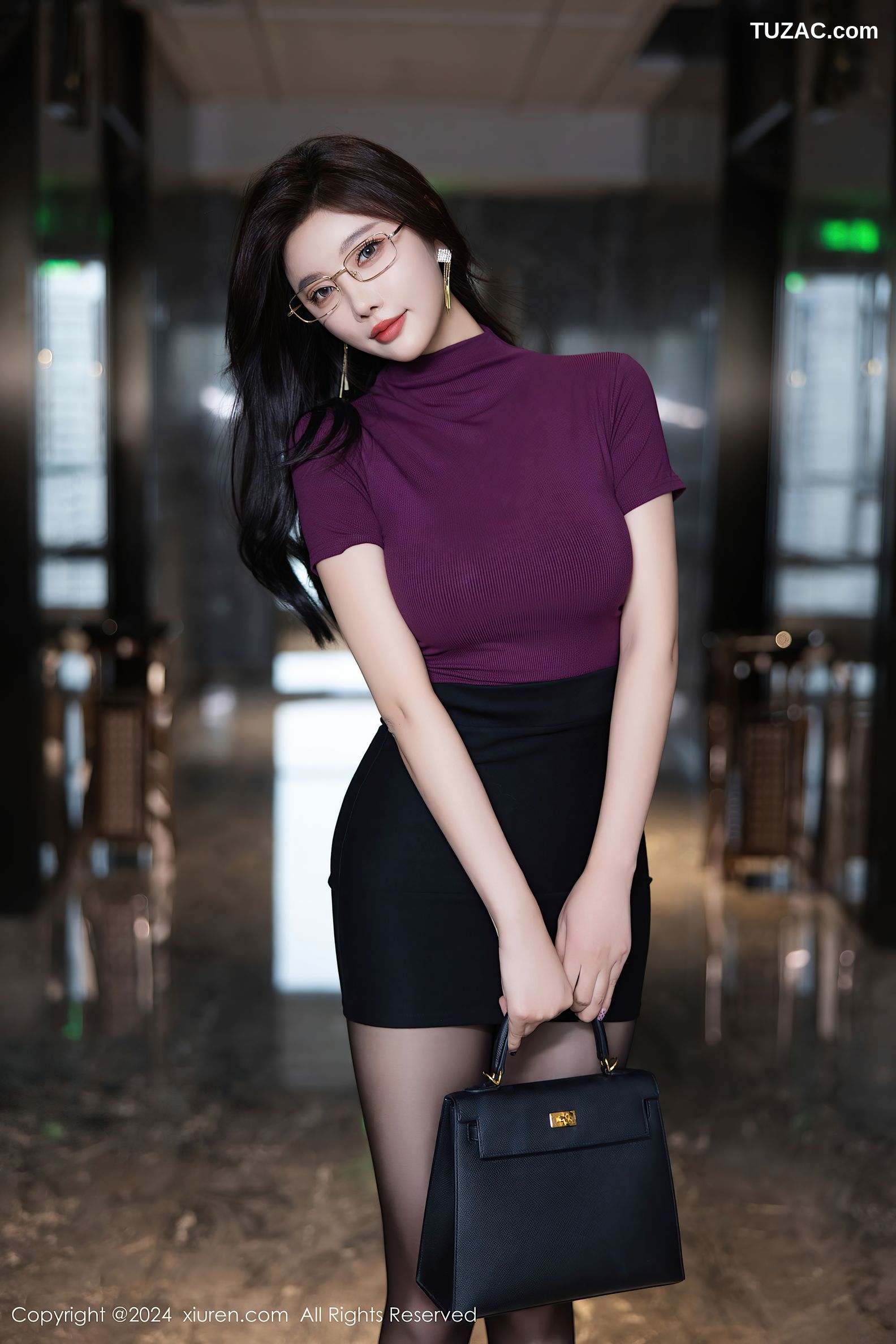 XiuRen秀人网-9421-杨晨晨Yome-紫T黑短裙黑丝翘臀女神-2024.11.08