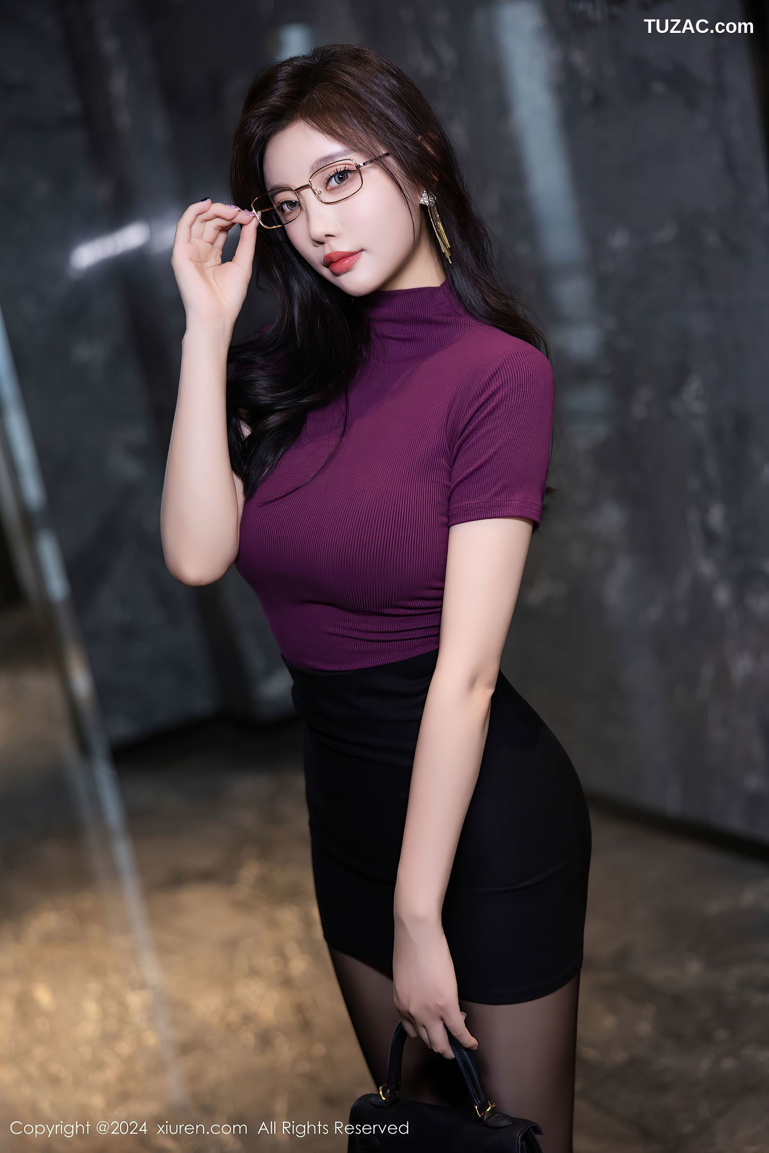 XiuRen秀人网-9421-杨晨晨Yome-紫T黑短裙黑丝翘臀女神-2024.11.08