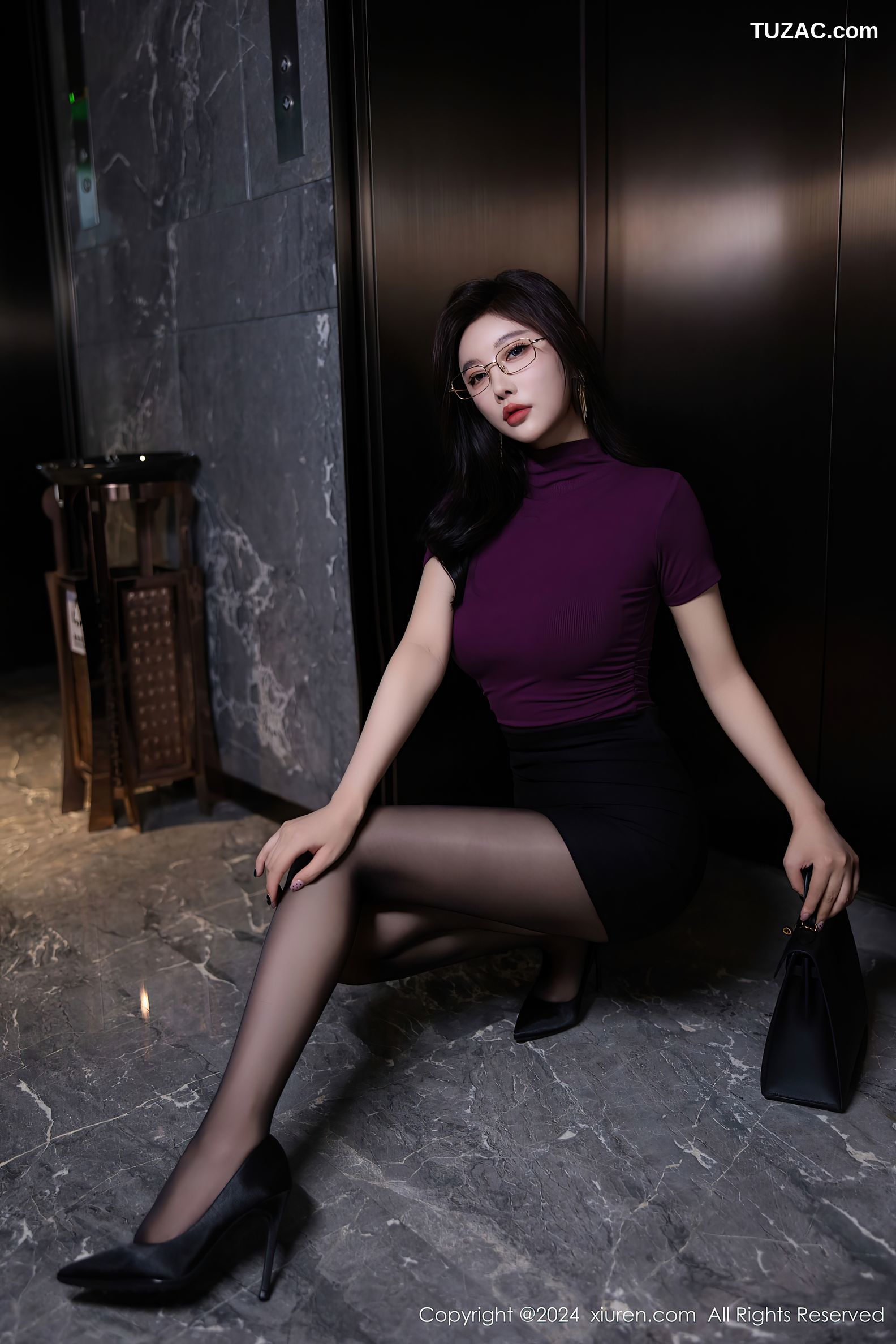 XiuRen秀人网-9421-杨晨晨Yome-紫T黑短裙黑丝翘臀女神-2024.11.08