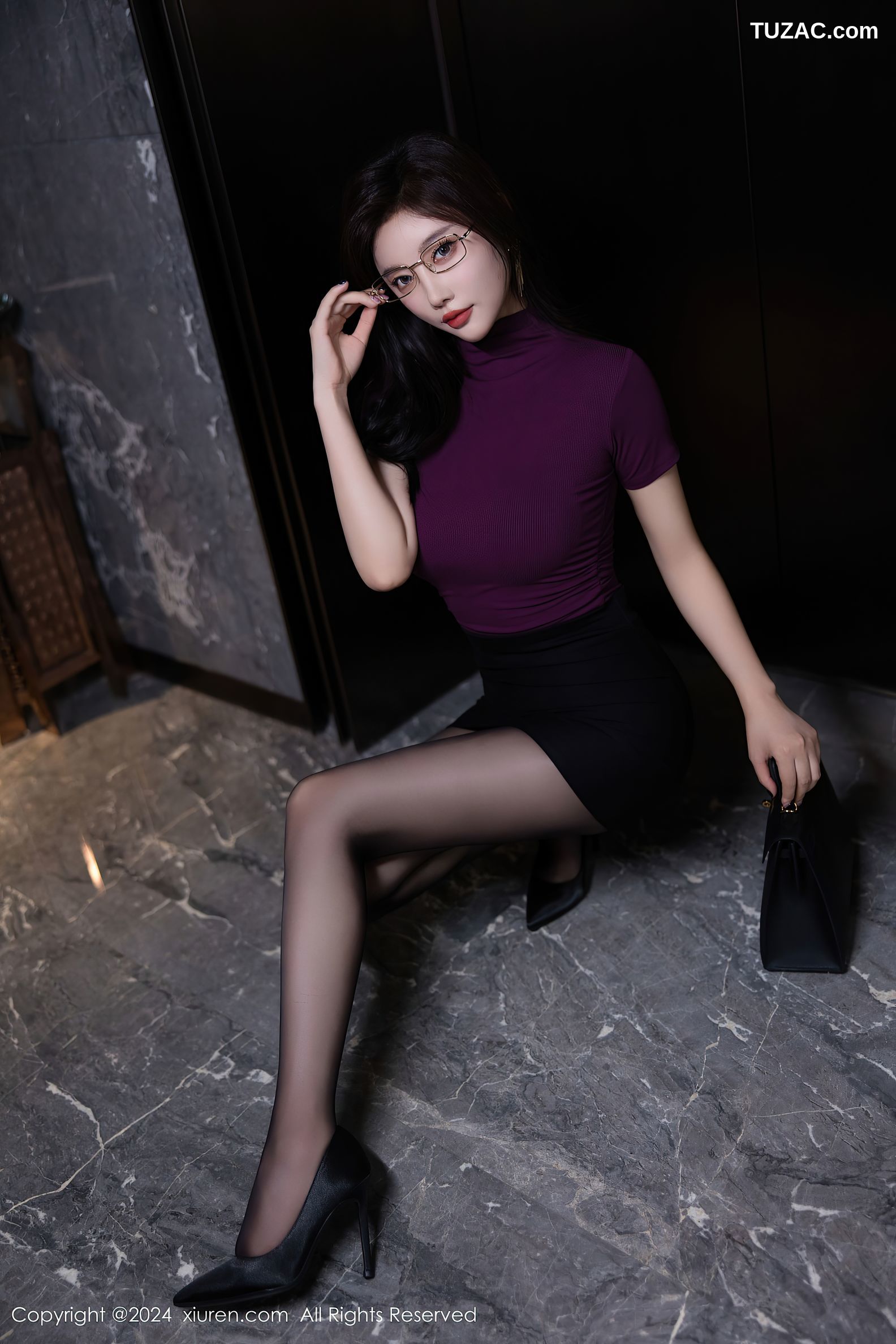 XiuRen秀人网-9421-杨晨晨Yome-紫T黑短裙黑丝翘臀女神-2024.11.08