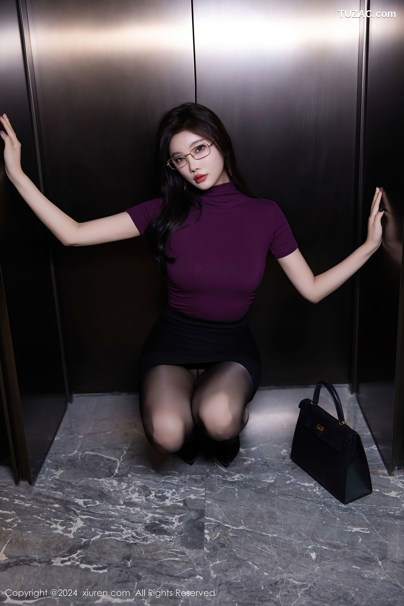 XiuRen秀人网-9421-杨晨晨Yome-紫T黑短裙黑丝翘臀女神-2024.11.08