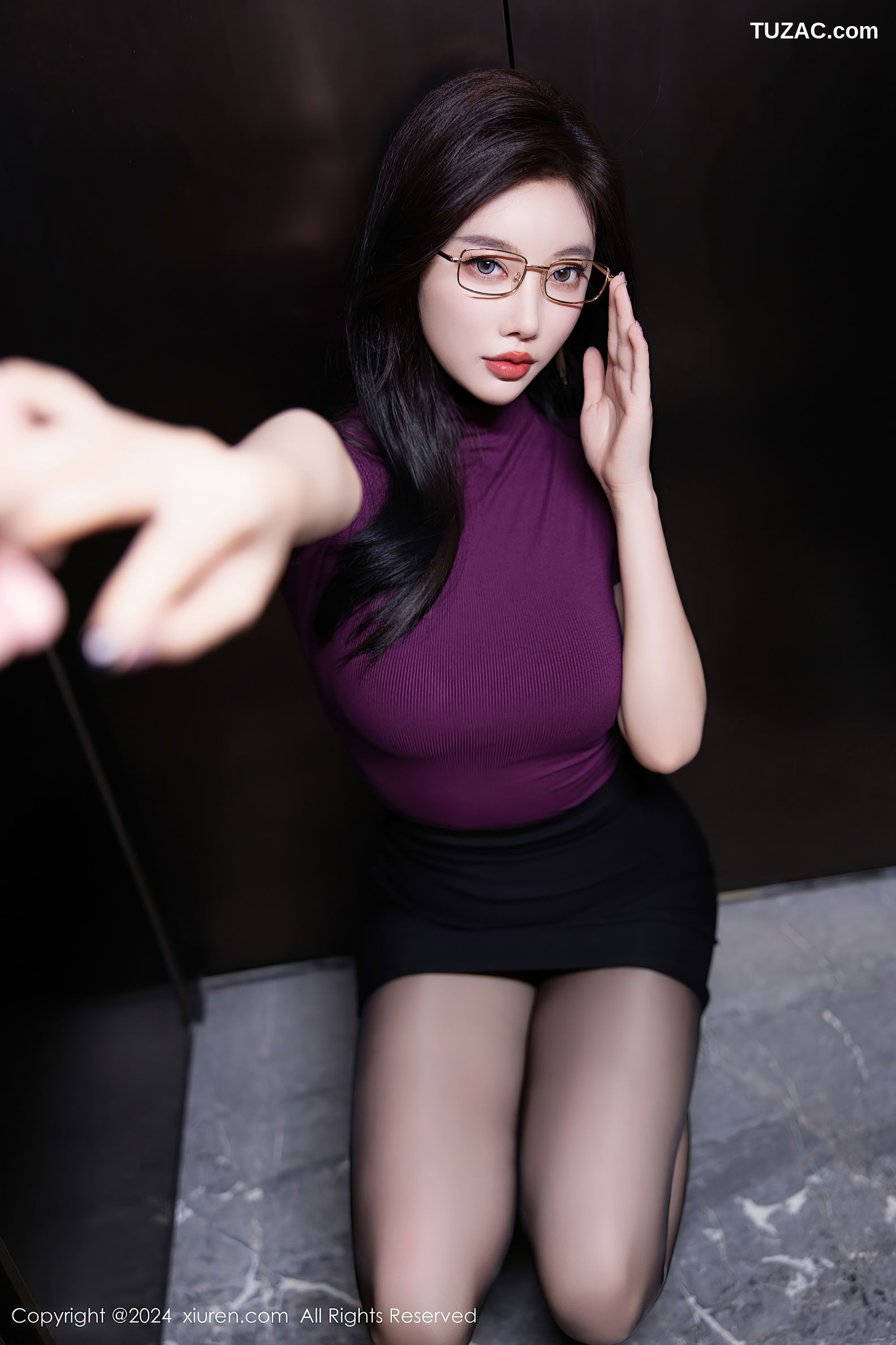 XiuRen秀人网-9421-杨晨晨Yome-紫T黑短裙黑丝翘臀女神-2024.11.08