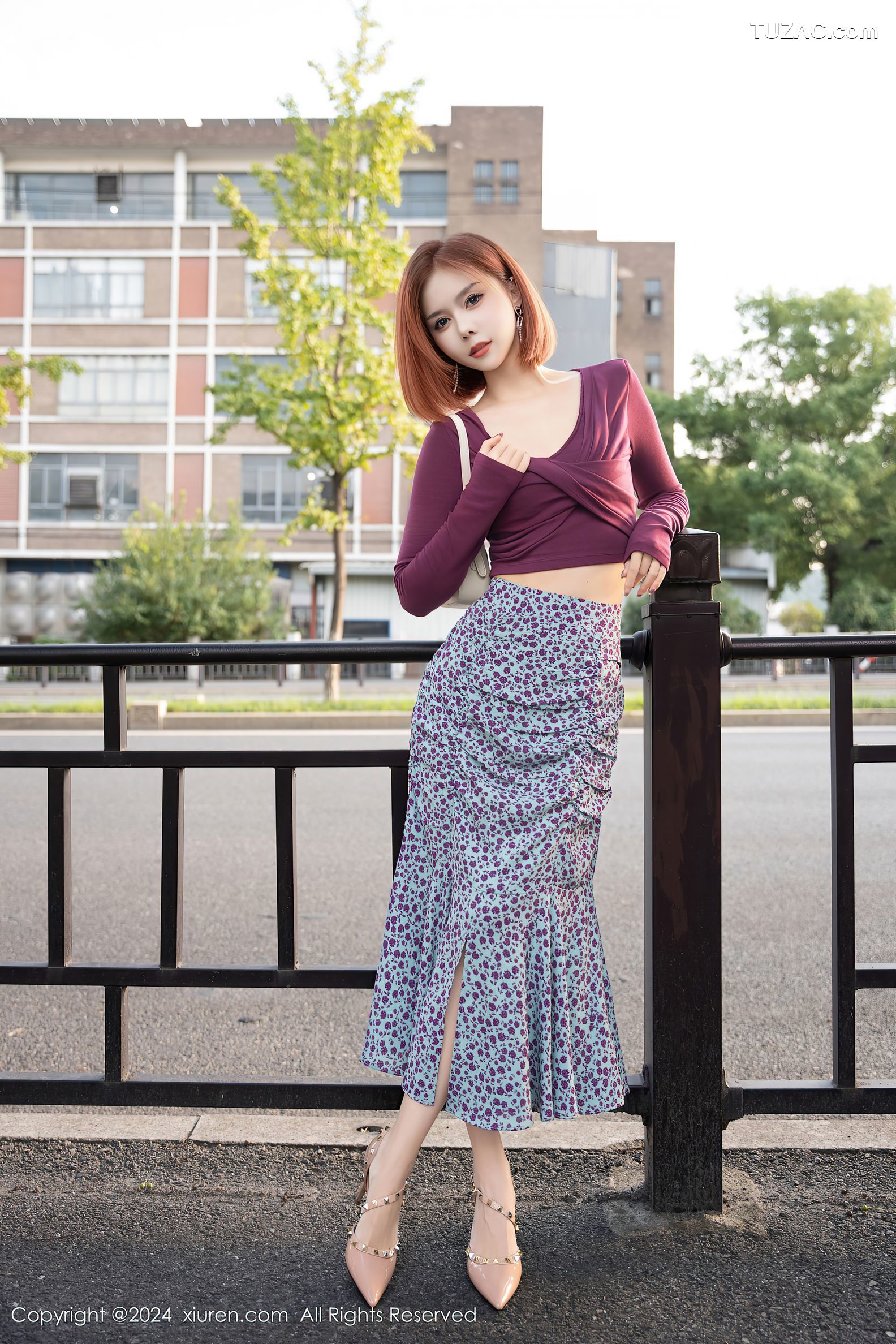 XiuRen秀人网-9445-白芷yy-短发美女街拍酒红T红点裙-2024.11.14