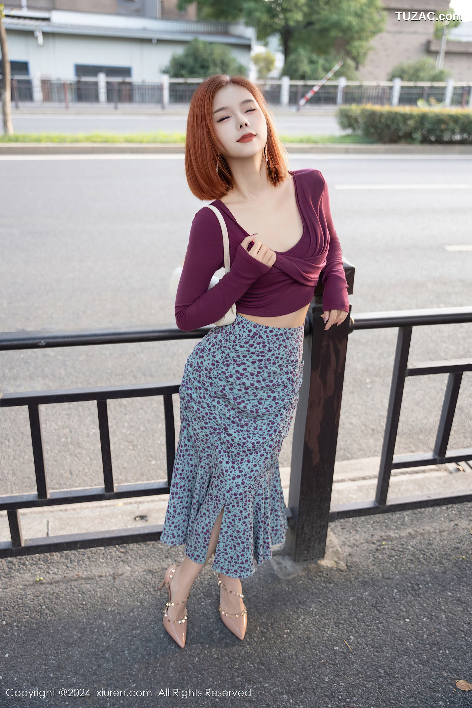 XiuRen秀人网-9445-白芷yy-短发美女街拍酒红T红点裙-2024.11.14