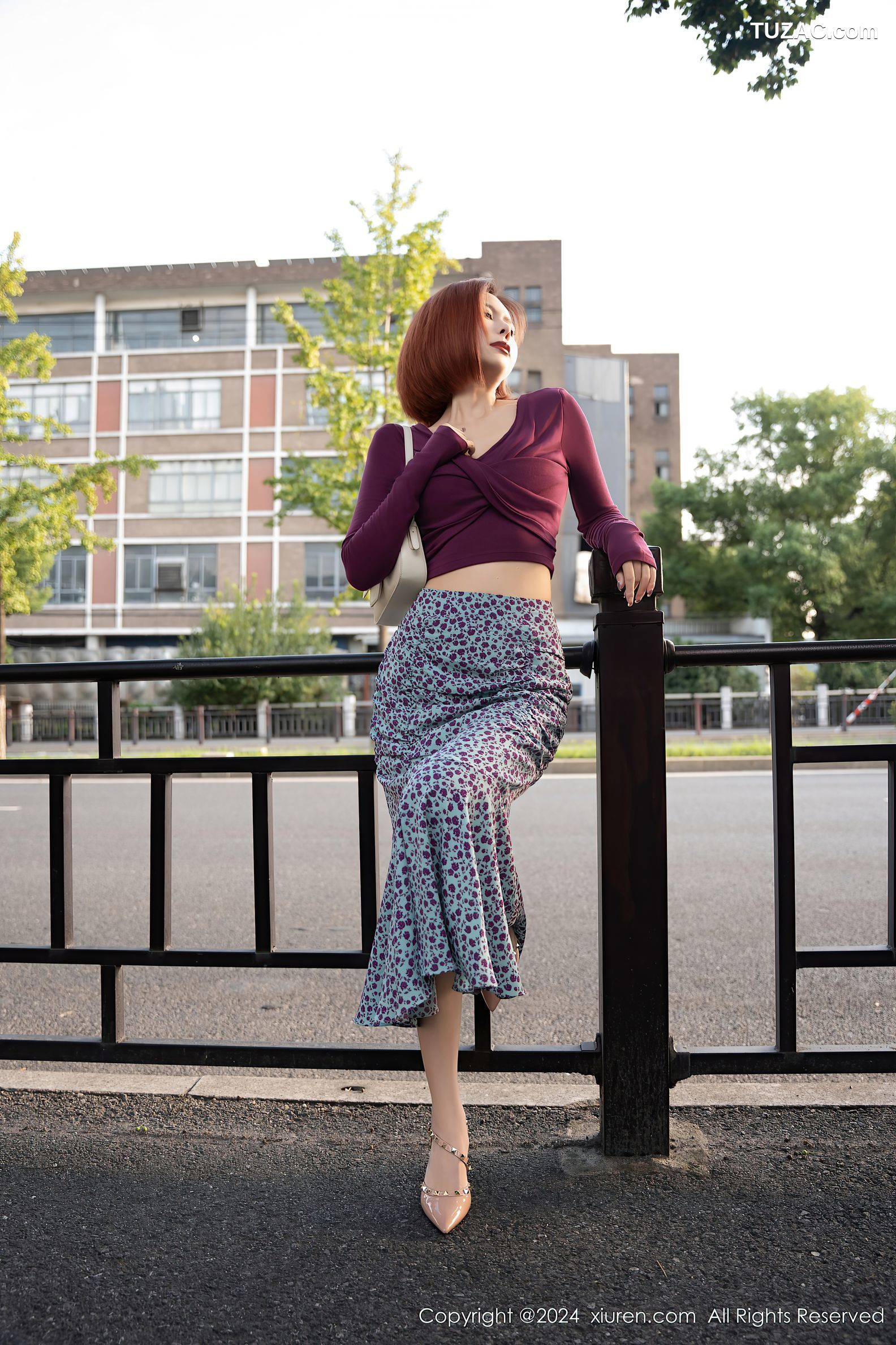 XiuRen秀人网-9445-白芷yy-短发美女街拍酒红T红点裙-2024.11.14