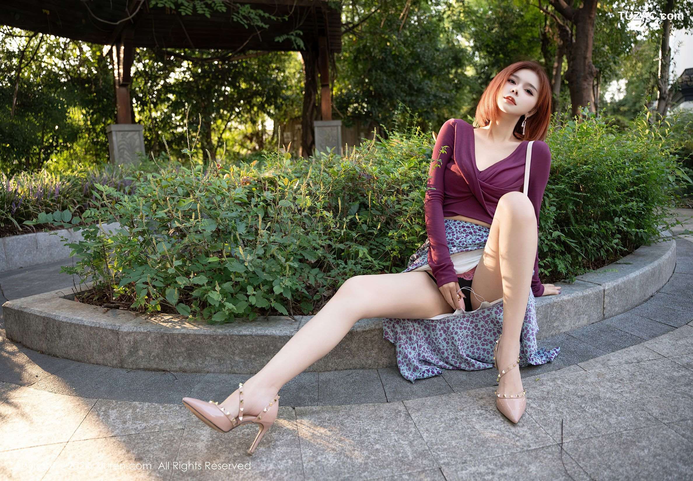 XiuRen秀人网-9445-白芷yy-短发美女街拍酒红T红点裙-2024.11.14