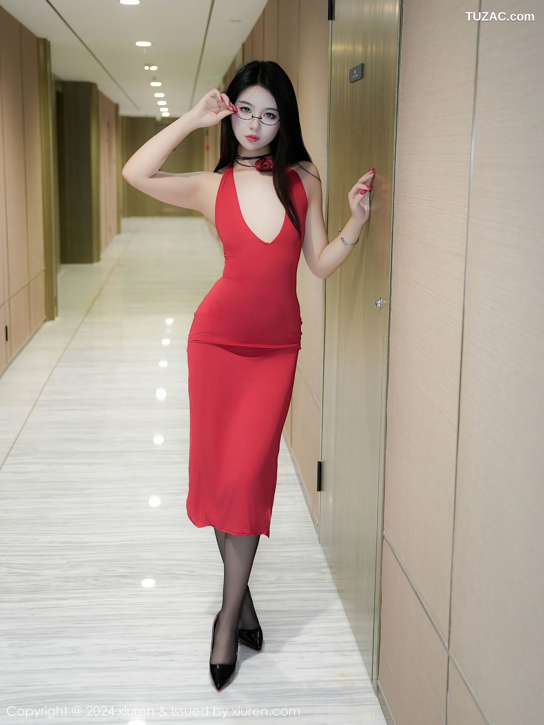 XiuRen秀人网-9451-Lucky-红裙黑丝翘臀-2024.11.15