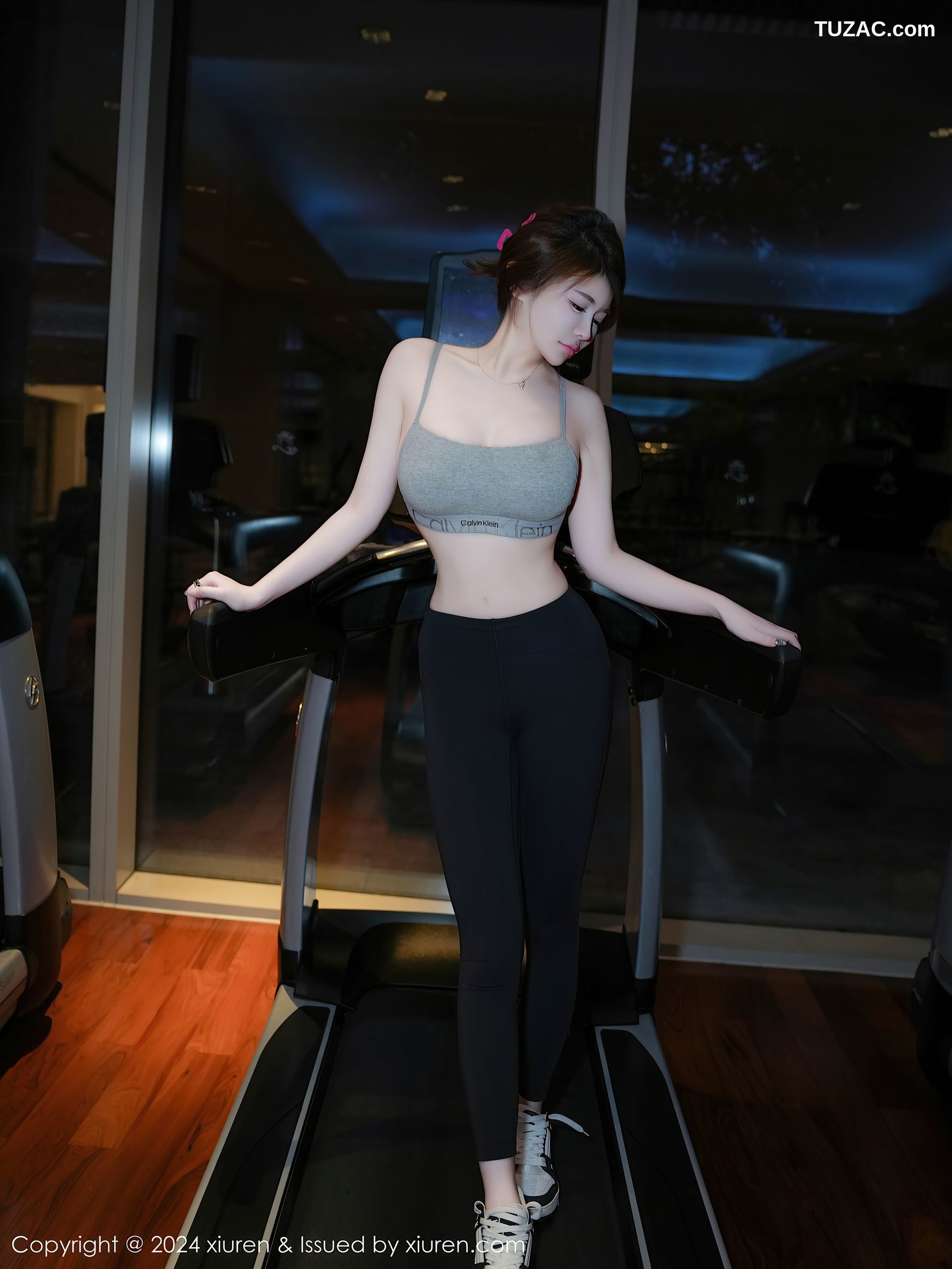 XiuRen秀人网-9452-甜妮-运动美女灰吊带背心黑紧身裤浴室爆乳-2024.11.15