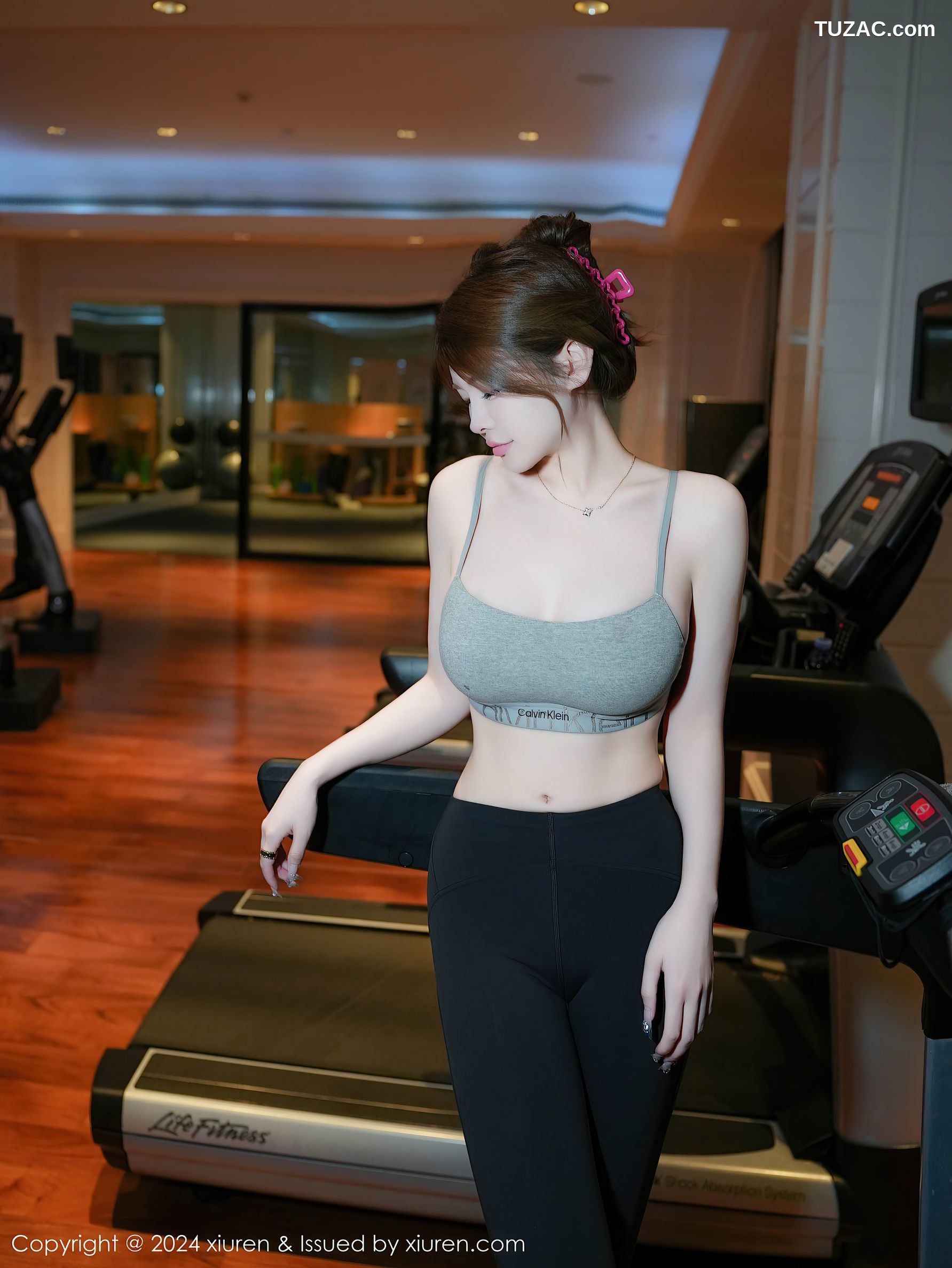 XiuRen秀人网-9452-甜妮-运动美女灰吊带背心黑紧身裤浴室爆乳-2024.11.15