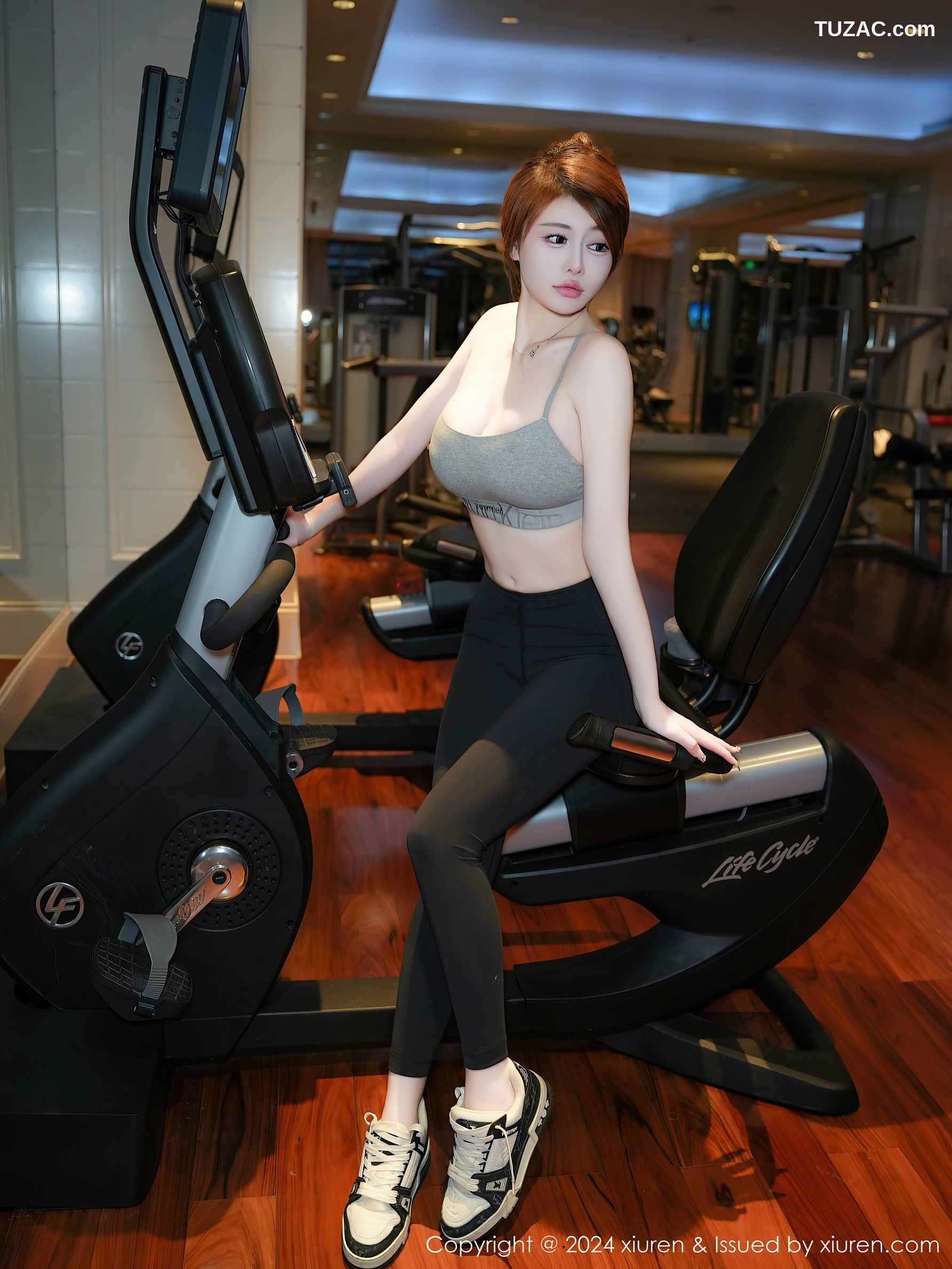 XiuRen秀人网-9452-甜妮-运动美女灰吊带背心黑紧身裤浴室爆乳-2024.11.15