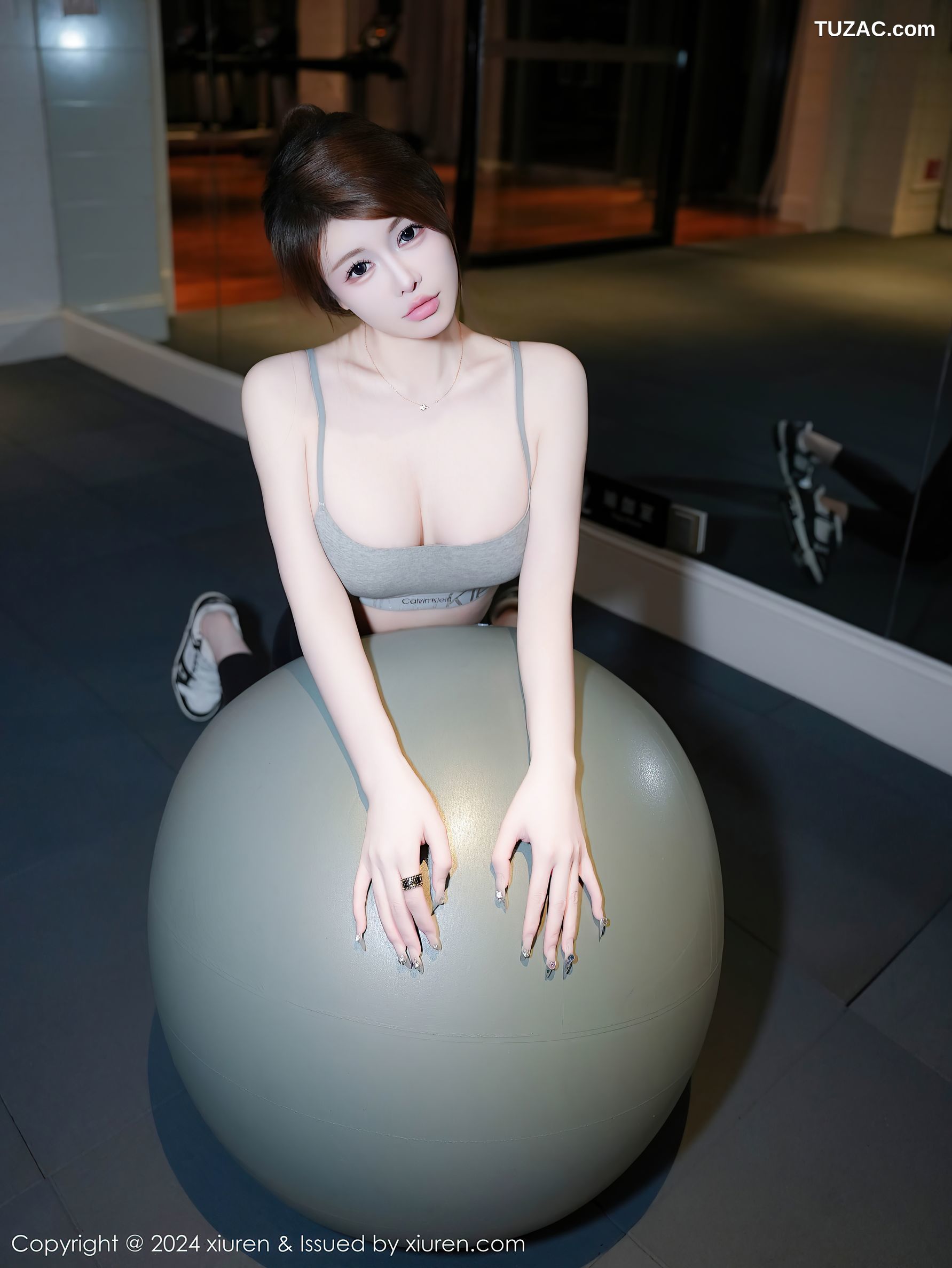 XiuRen秀人网-9452-甜妮-运动美女灰吊带背心黑紧身裤浴室爆乳-2024.11.15
