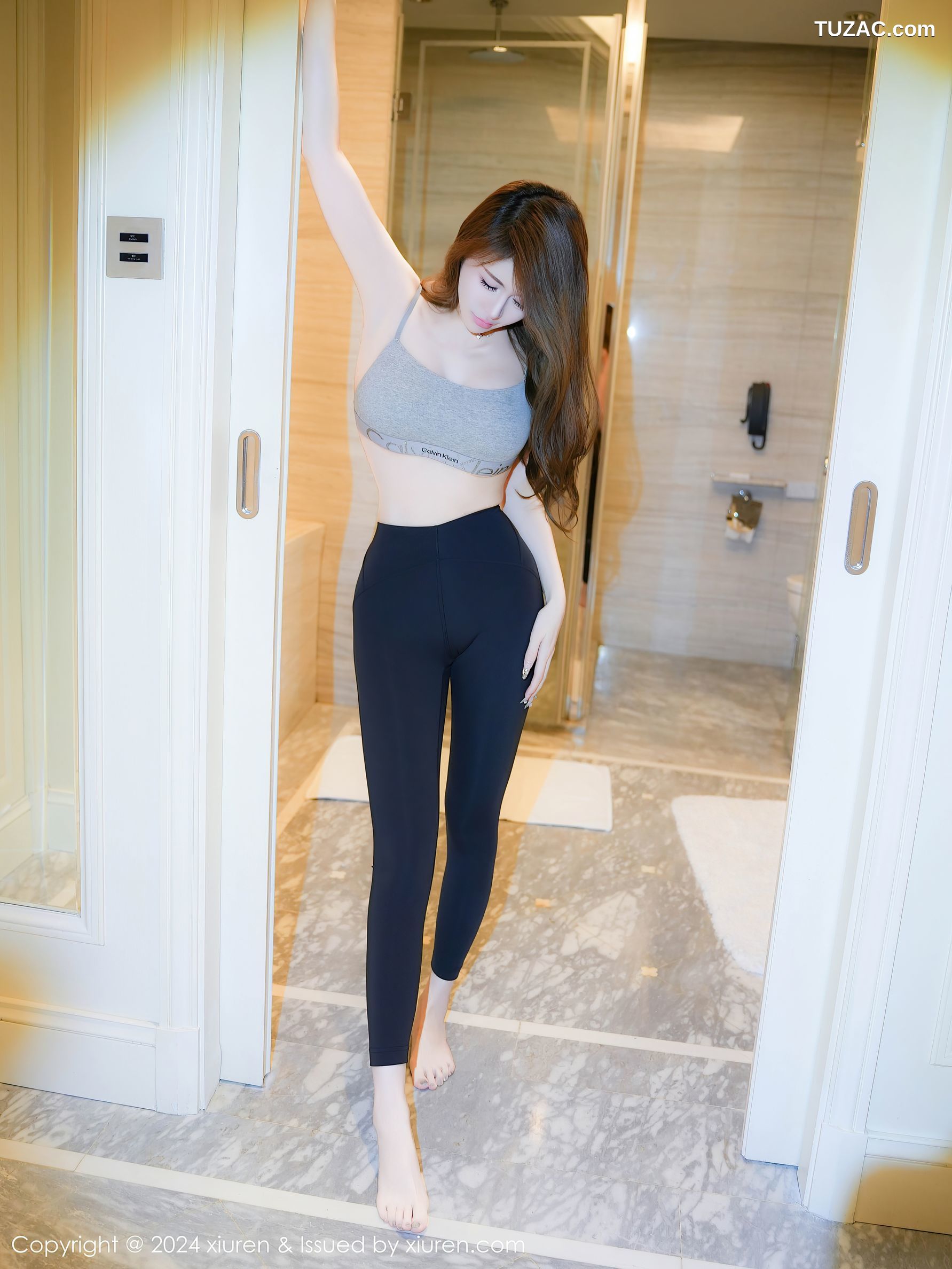 XiuRen秀人网-9452-甜妮-运动美女灰吊带背心黑紧身裤浴室爆乳-2024.11.15