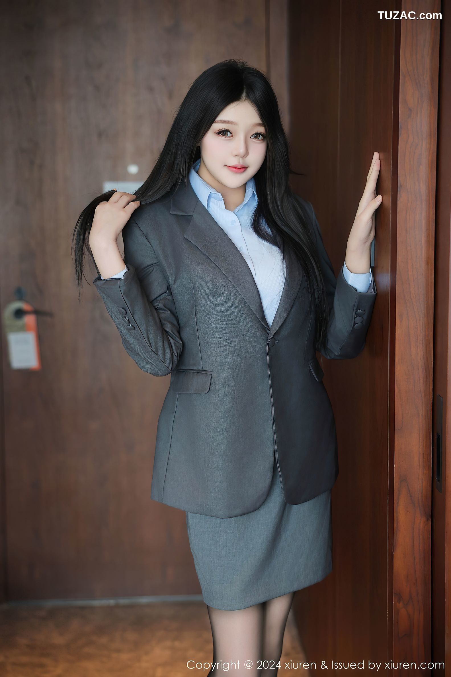 XiuRen秀人网-9453-柚柚小奶瓶-清纯萝莉OL灰裙装粉内衣-2024.11.15